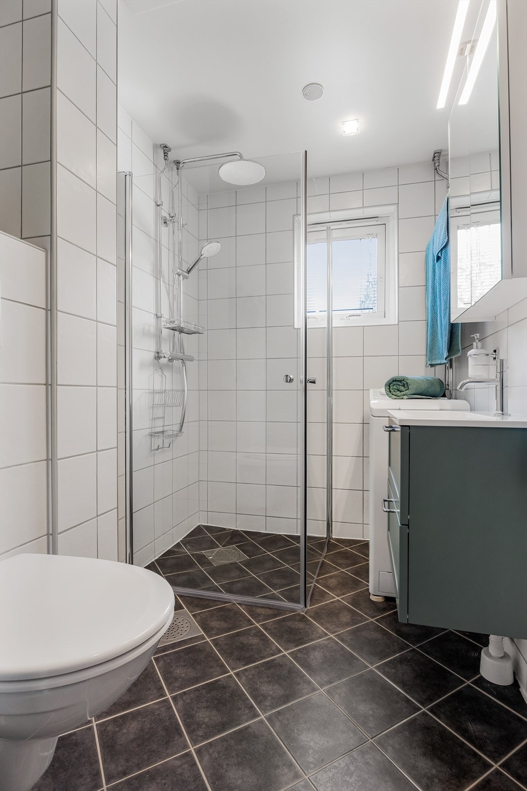 Det er opplegg for og plass til vaskemaskin. Galleribilde