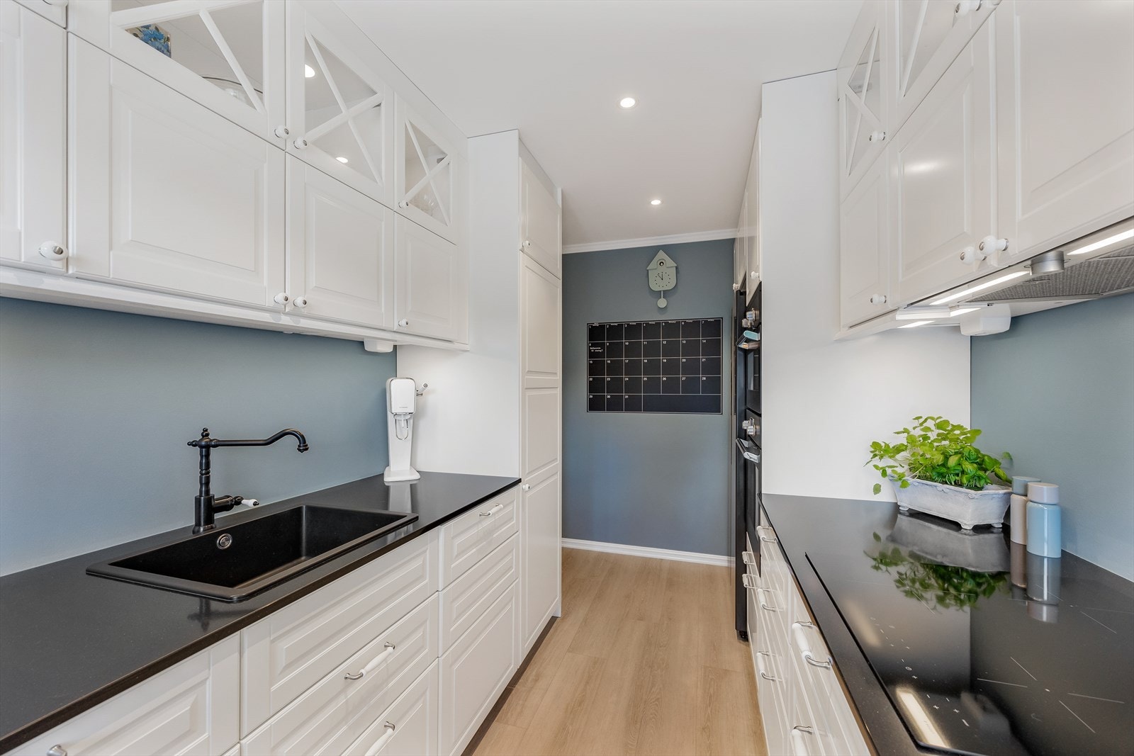 Det er integrerte hvitevarer som nedfelt platetopp, stekeovn og oppvaskmaskin, samt nisje for frittstående kjøle-/fryseskap. Galleribilde