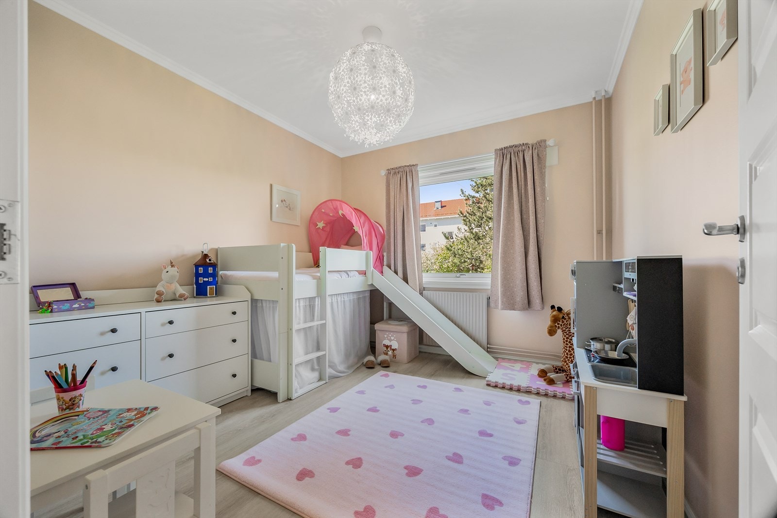 Det andre soverommet kan utnyttes etter behov og fungerer godt som barnerom, gjesterom, kontor o.l. Galleribilde