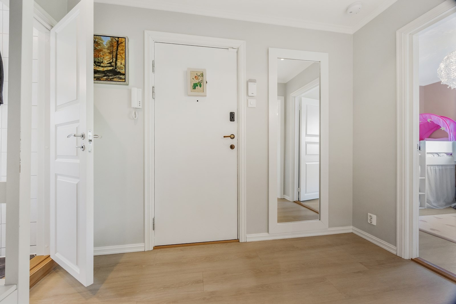 Velkommen! Her trer du inn i enn innbydende entré som gir et godt førsteinntrykk av leiligheten. Galleribilde