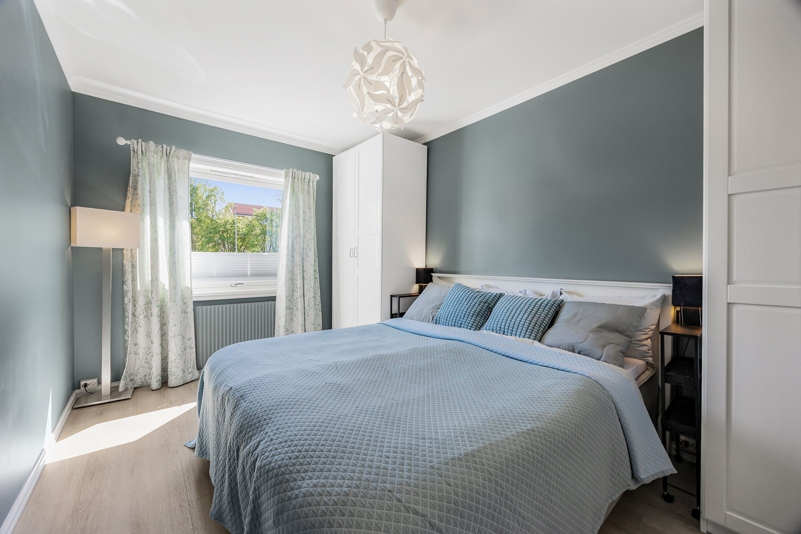 Hovedsoverommet er romslig med god plass til dobbeltseng, tilhørende nattbord og garderobeskap. Galleribilde