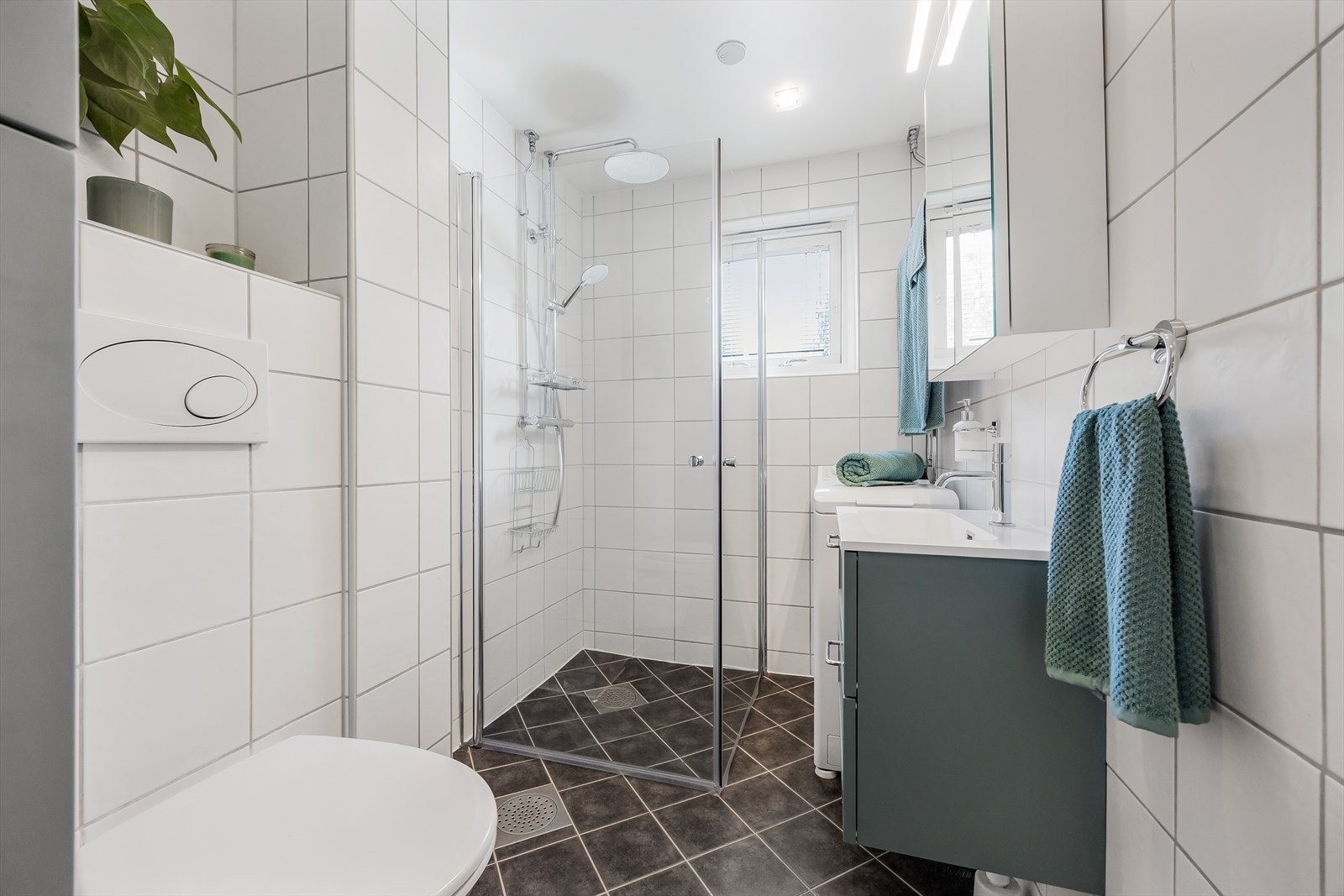 Pent flislagt bad med elektriske varmekabler i gulv og downlights i himling. Galleribilde