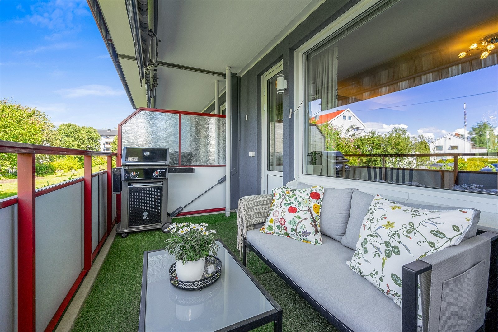 Her er det god plass til utemøblement, og balkongen har gode solforhold og et flott utsyn over grønne fellesarealer. Galleribilde