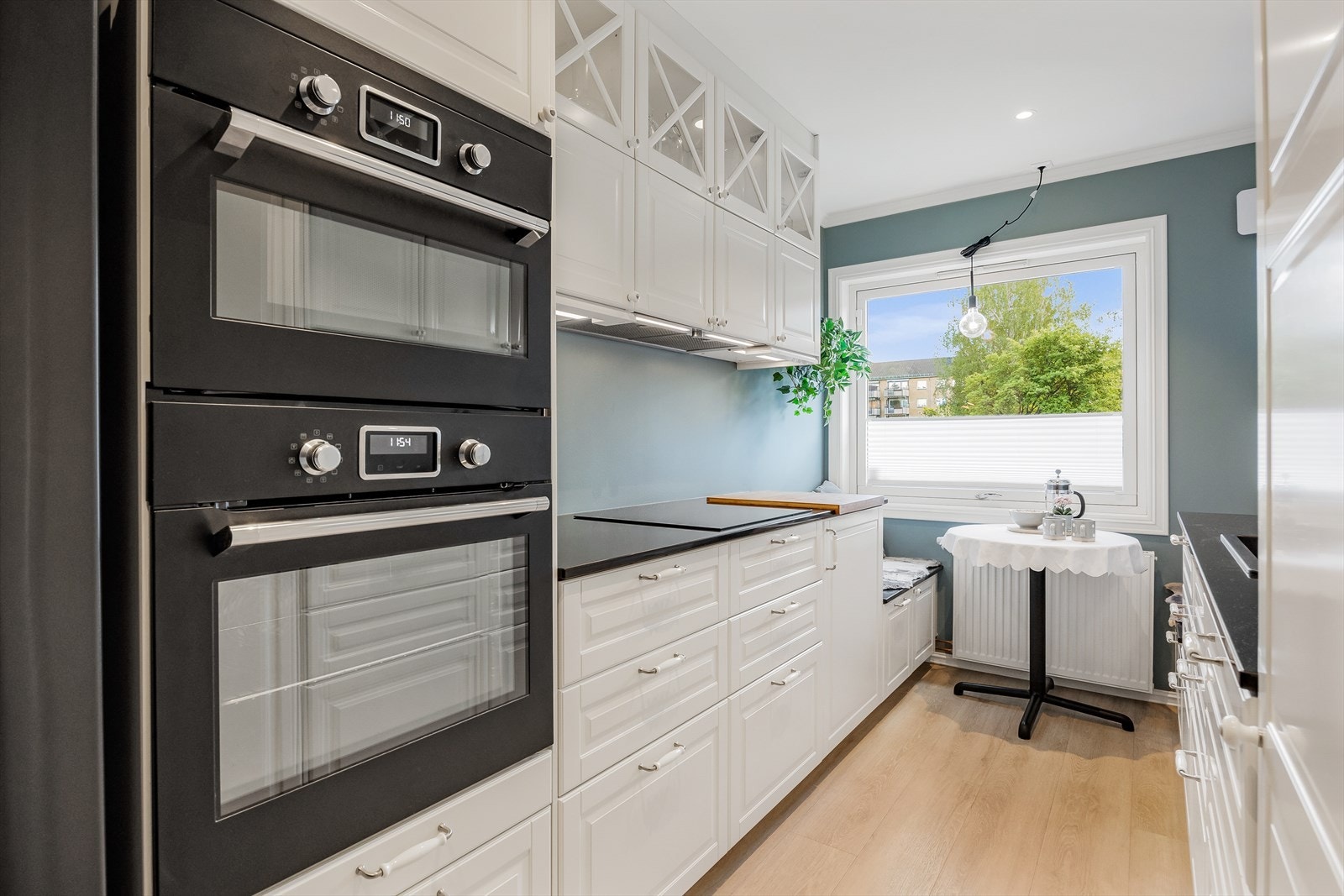 Lekkert separat kjøkken fra 2021 med mye skap- og benkeplass, samt downlights i himling. Galleribilde