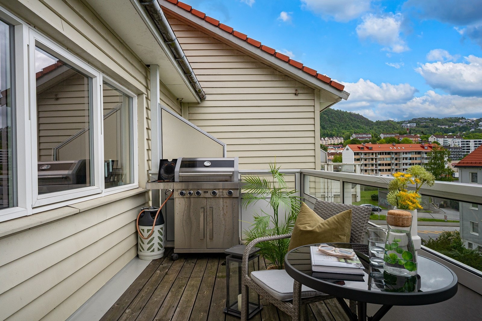 Flott 2-roms leilighet med 9 kvm. altan fin utsikt, nytt kjøkken i 2024 og nytt bad i 2015 Galleribilde