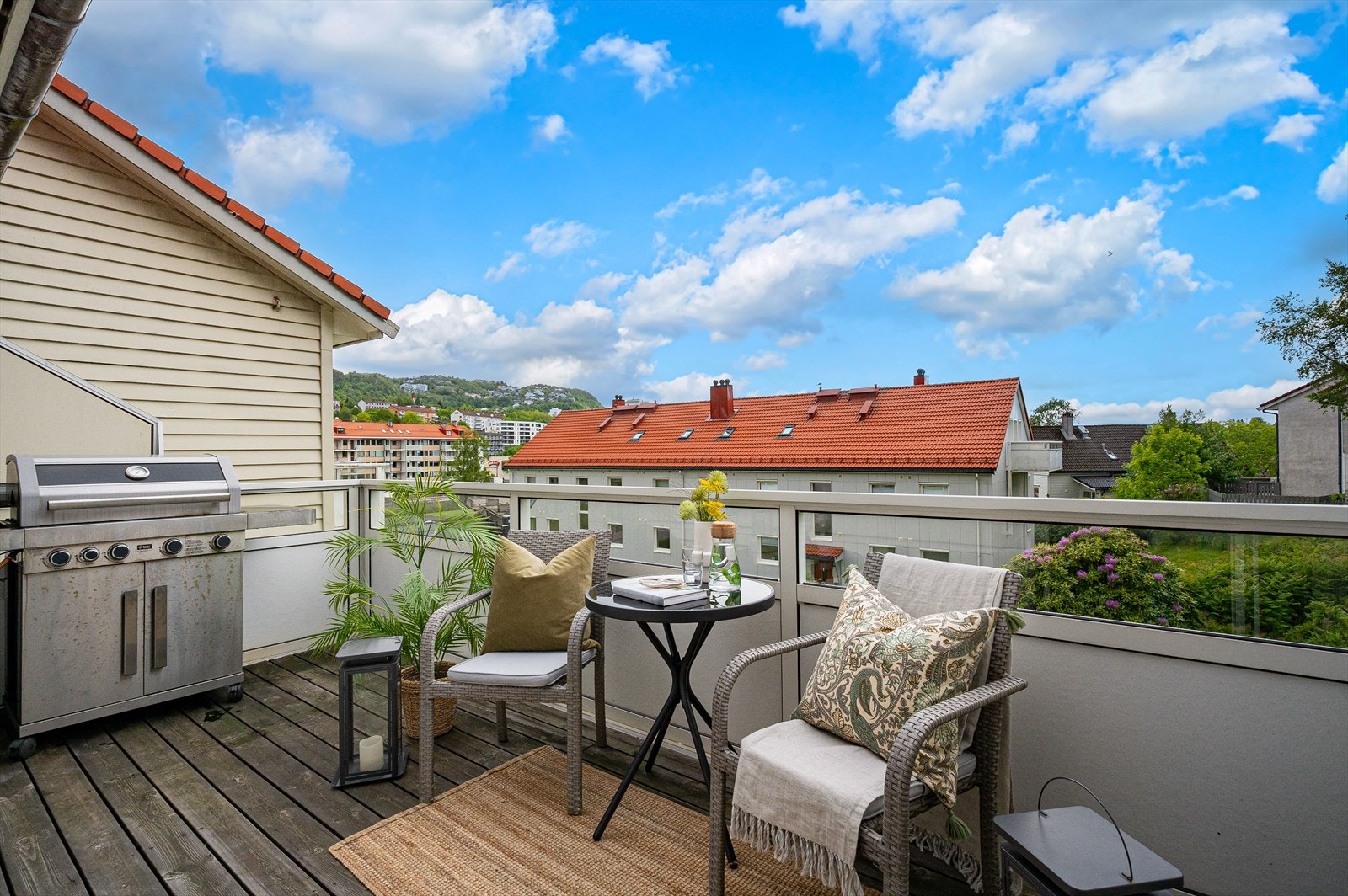 Solrik altan med utsikt mot Nattlandsfjellet og nærområdene Galleribilde