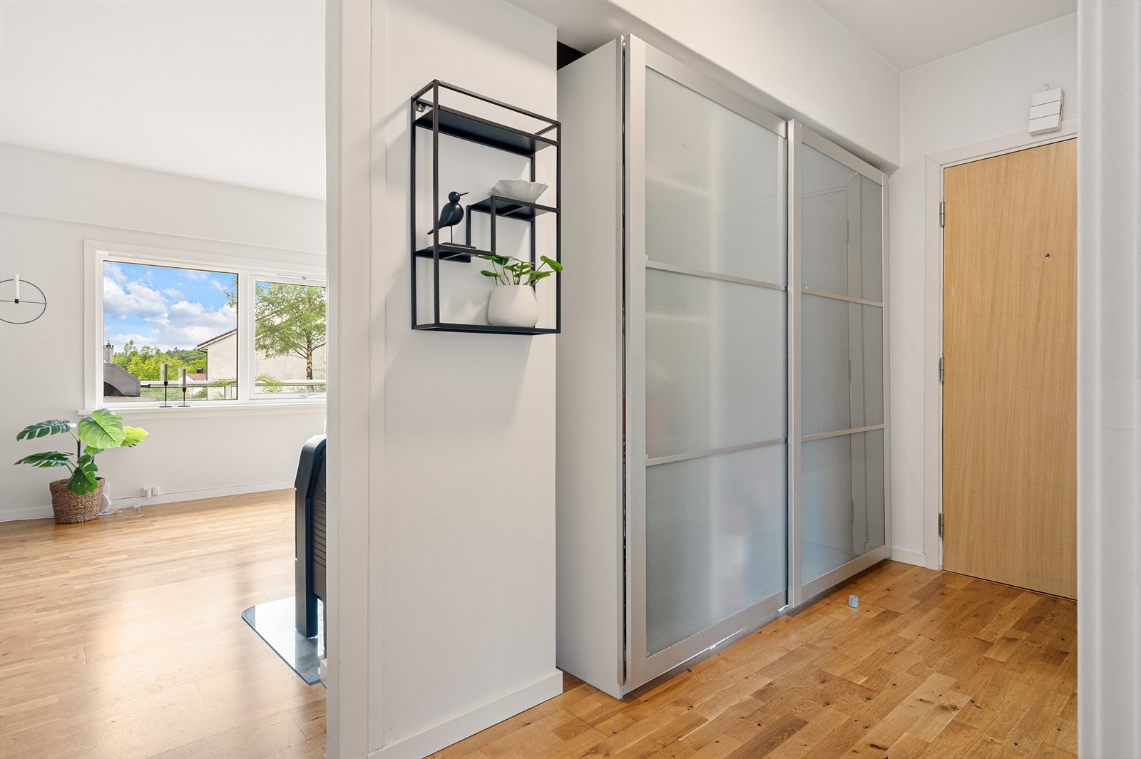 Entre/gang med skyvedørsgarderobe Galleribilde