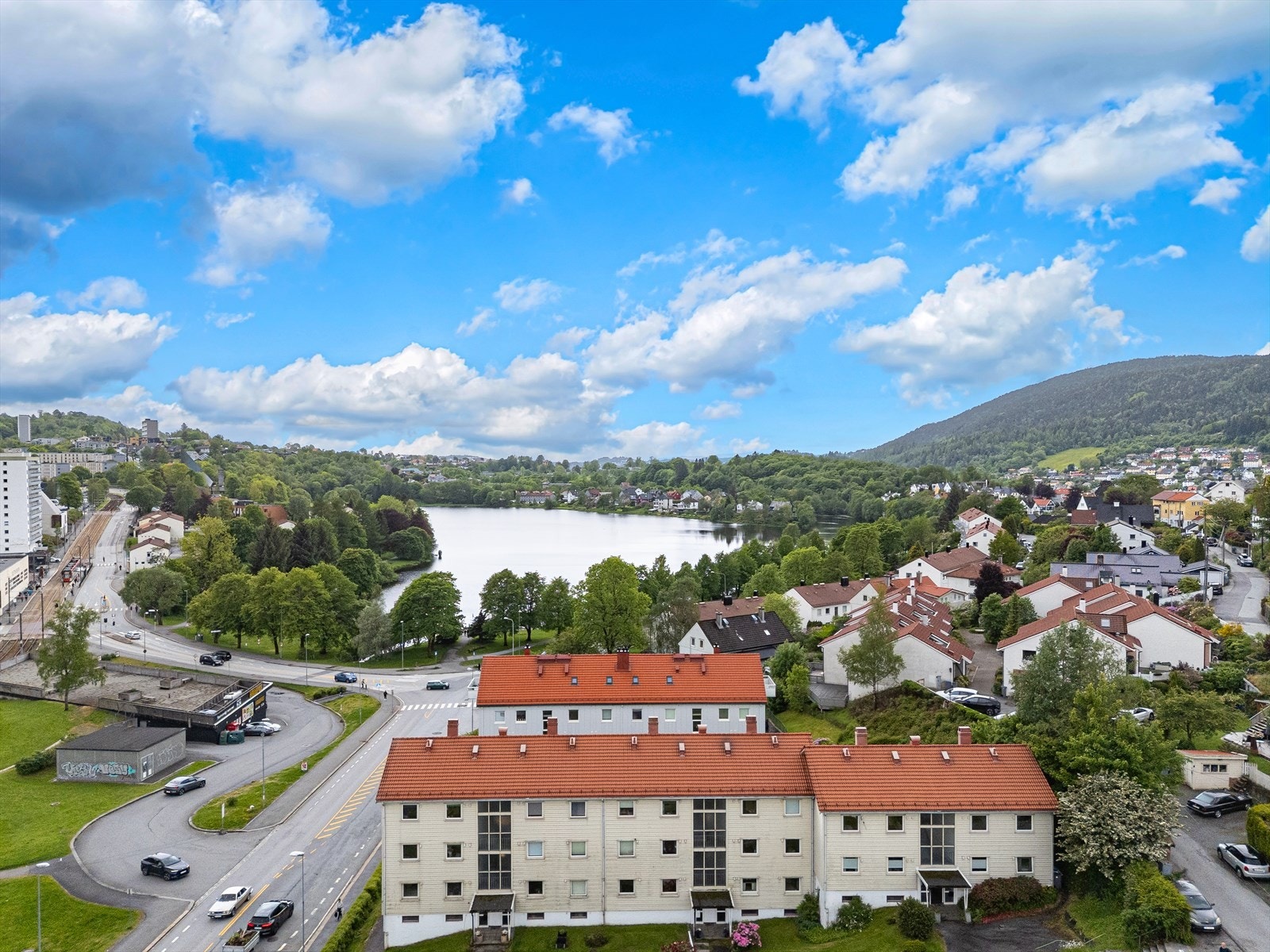 Kort vei til Haukeland Sykehus, flotte turområder og treningssenter. Ca. 10 min. kjøring til Bergen sentrum. Galleribilde