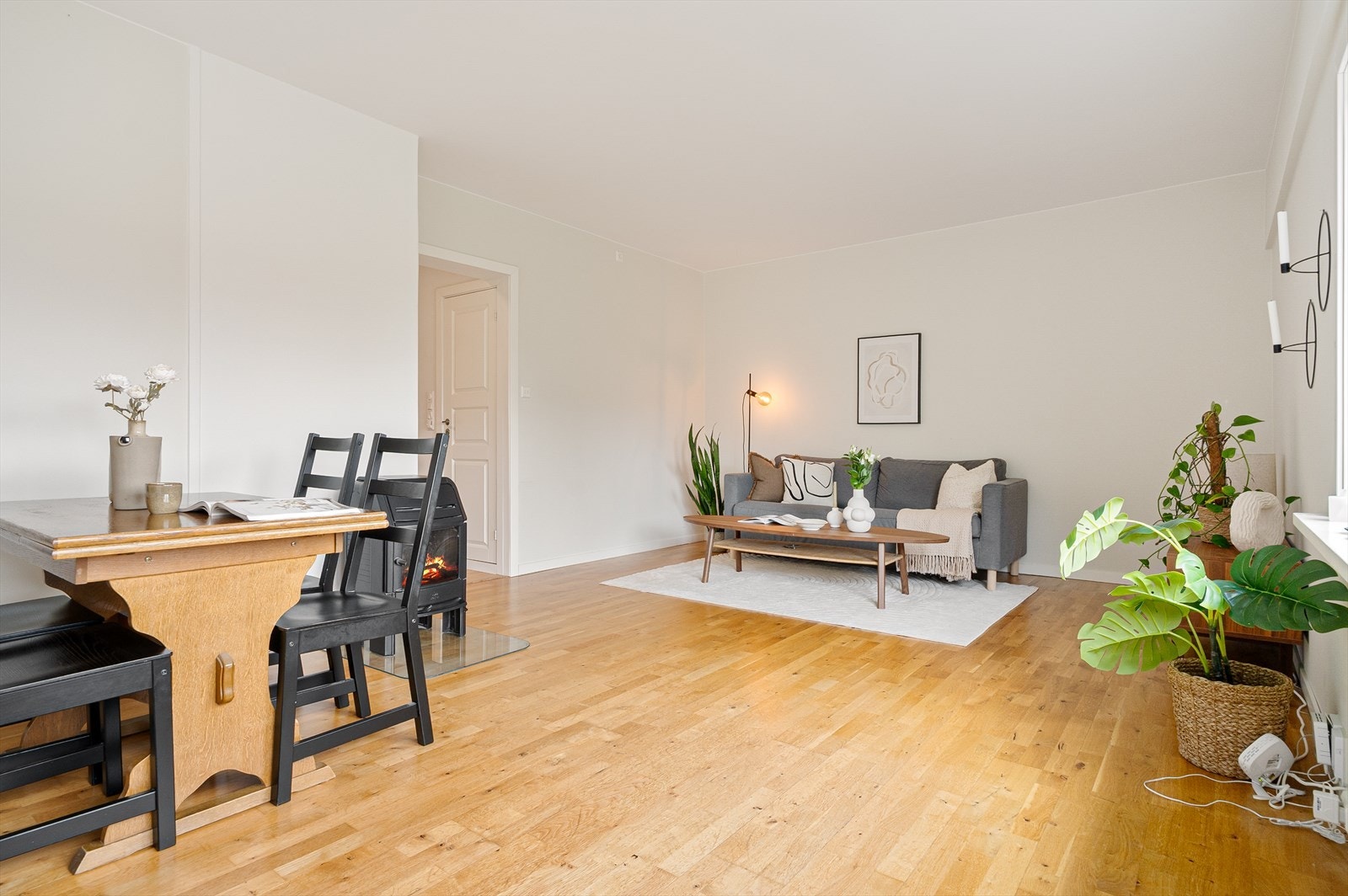 Lys fin stue på 23 kvm. med god sitte-og spiseplass Galleribilde