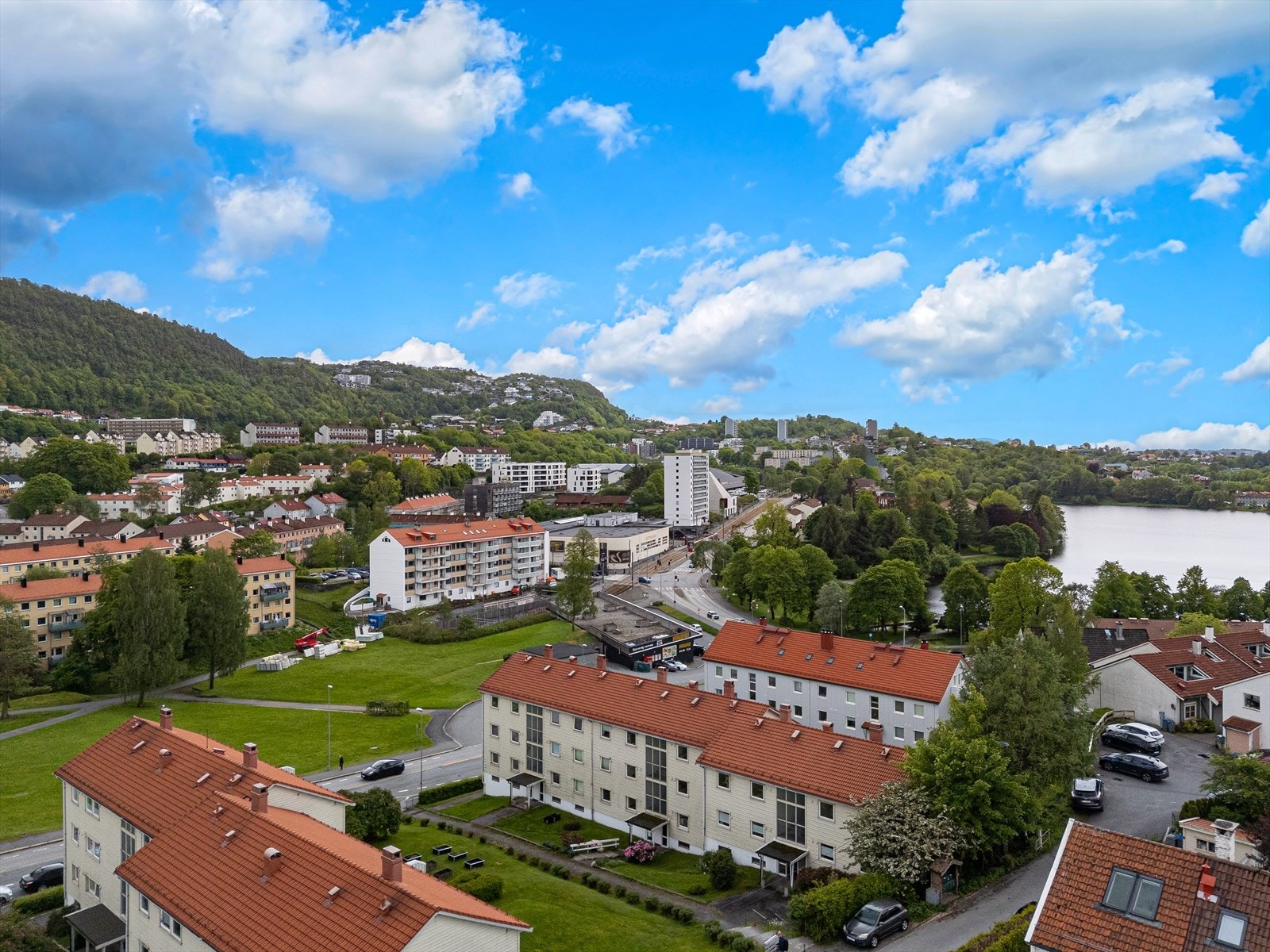 300 meters gange til Sletten Senter med en mengde butikker og servicetilbud, samt hyppige avganger med Bybanen Galleribilde