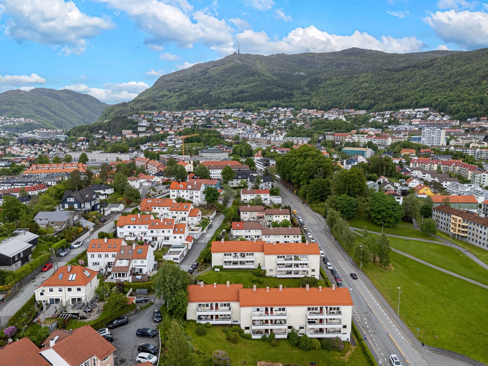 Borettslaget er modernisert med bla. nye vinduer i 2019, nye bad i 2015 og yttertak i 2006 Galleribilde