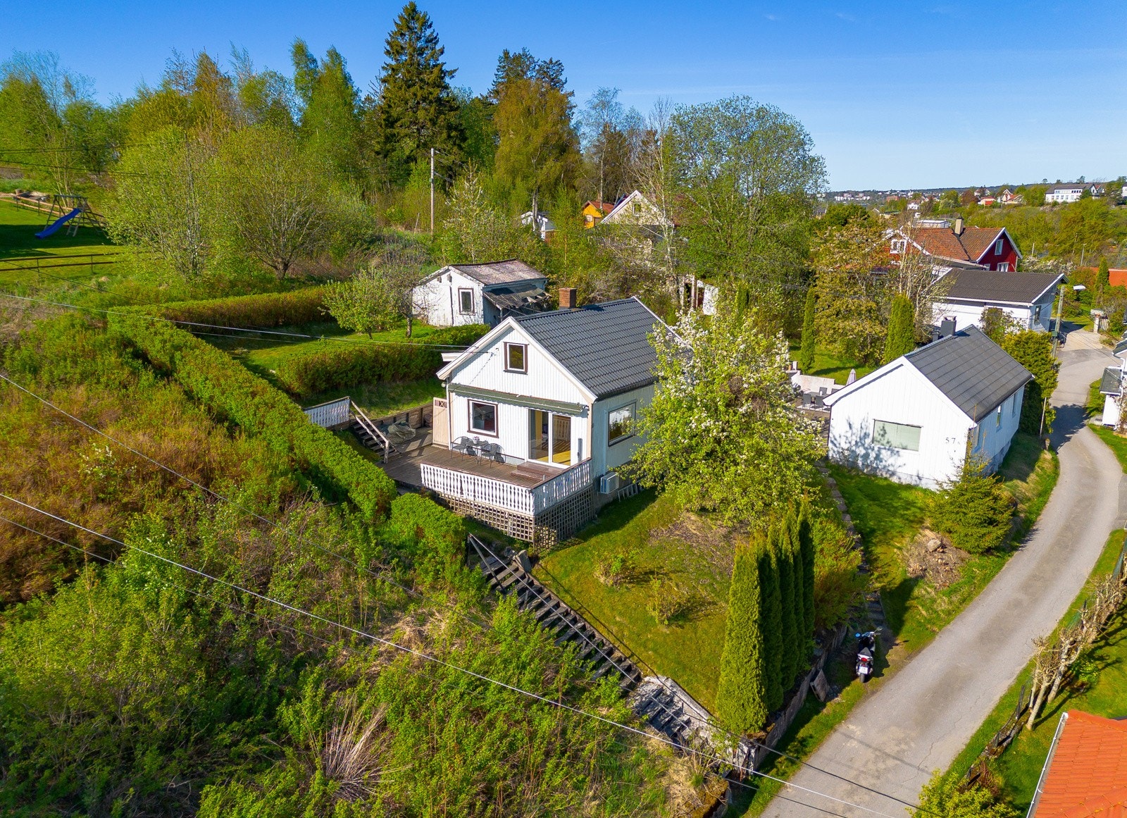 Boligen ligger høyt i terrenget, og har fin utsikt mot elva. Galleribilde