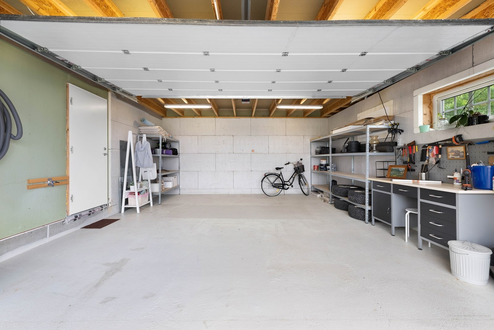 Garasje har direkte inngang til vaskerommet - perfekt når det regner ute og du kan gå direkte inn i boligen Galleribilde