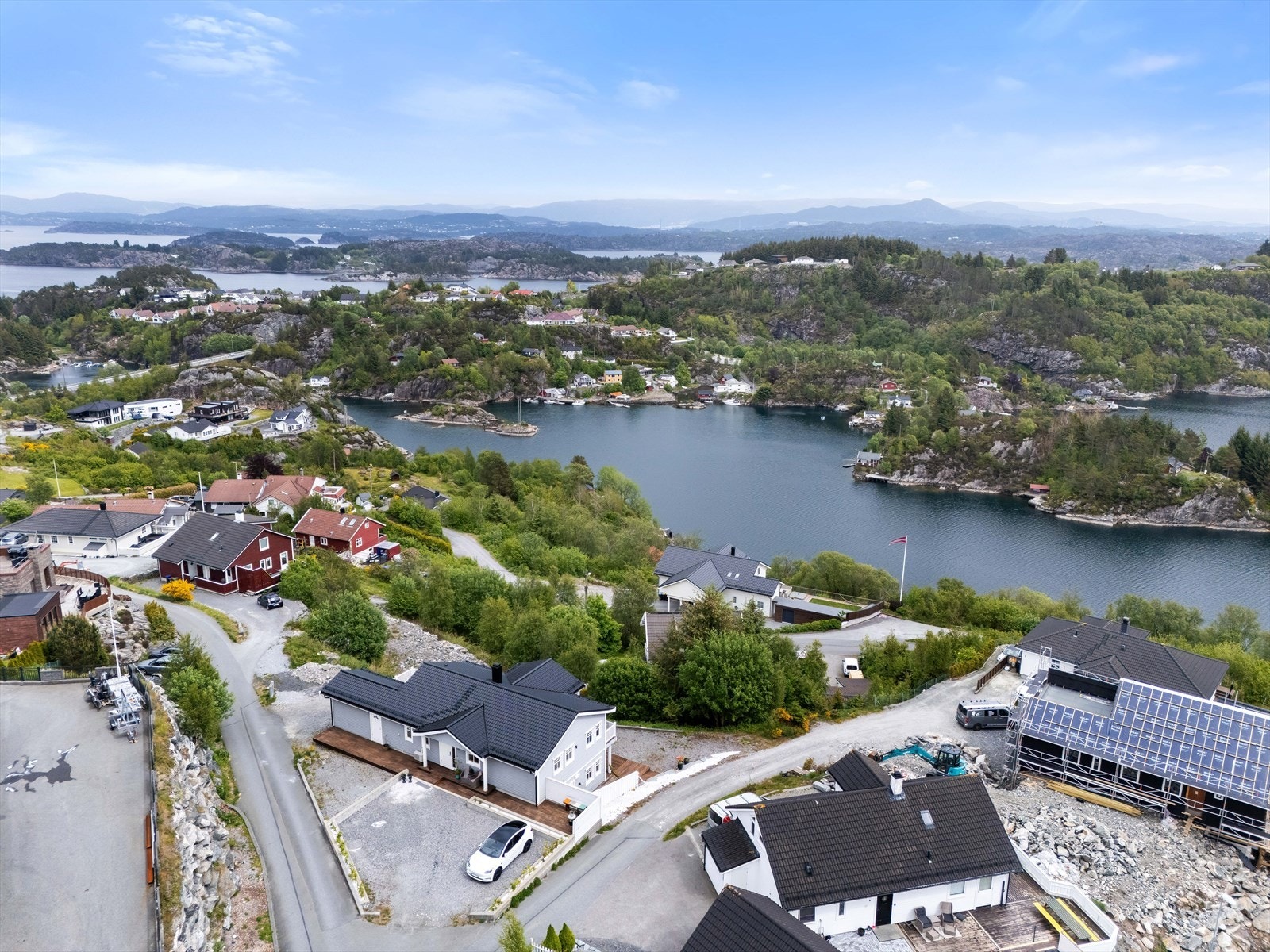 Flott enebolig med høy standard, nydelig utsikt og barnevennlig beliggenhet Galleribilde