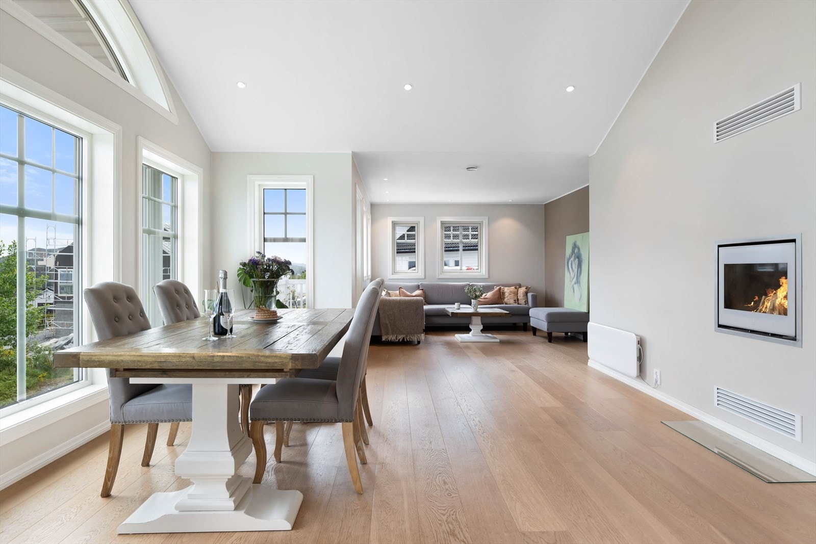 Huset har utstrakt bruk av downlights, og hele boligen er malt i tidsriktige og stilrene farger Galleribilde