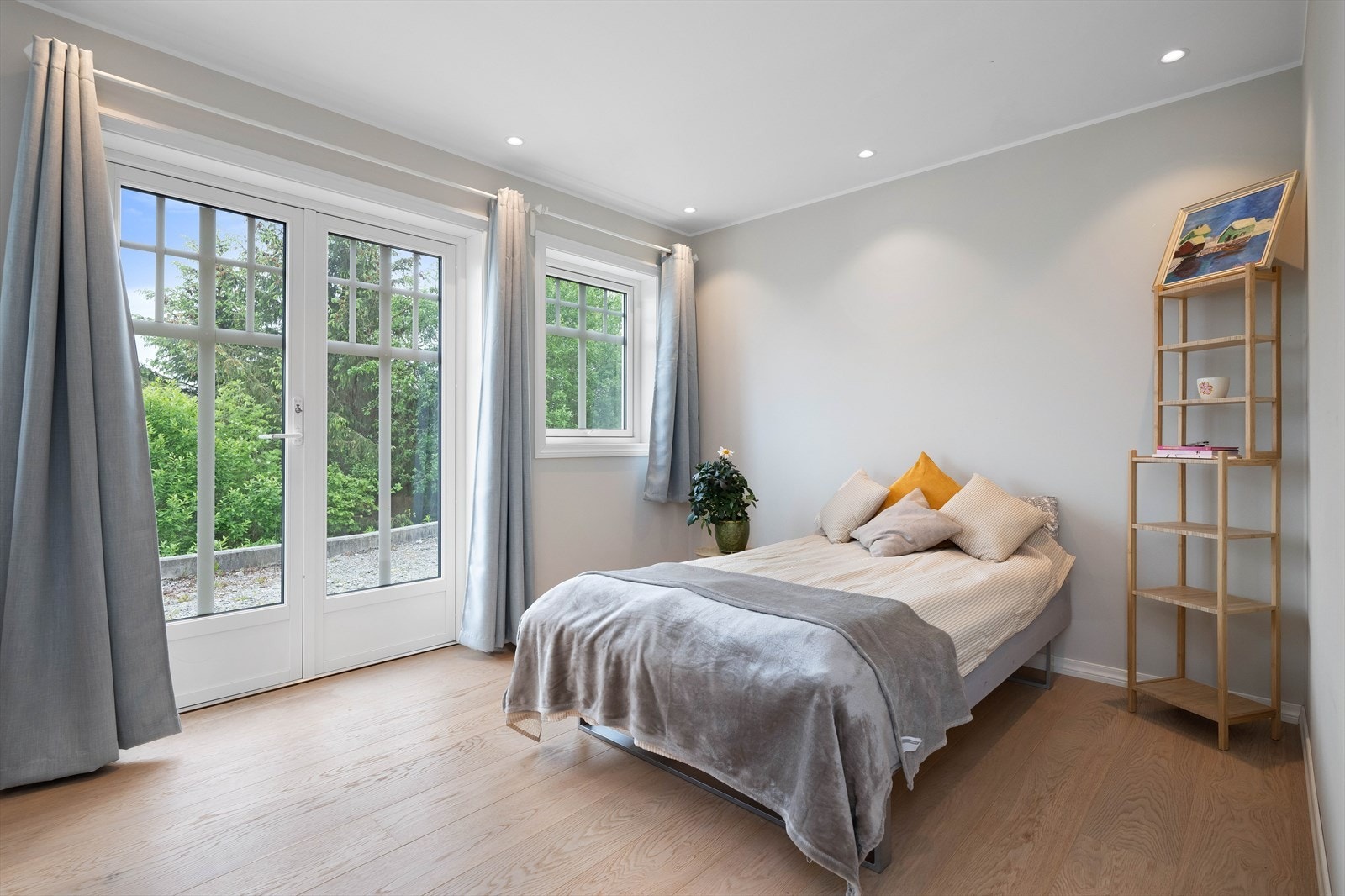 Kjellerstue som benyttes som soverom. Direkte utgang til uteområdet via terrassedør med glassfelt. Galleribilde