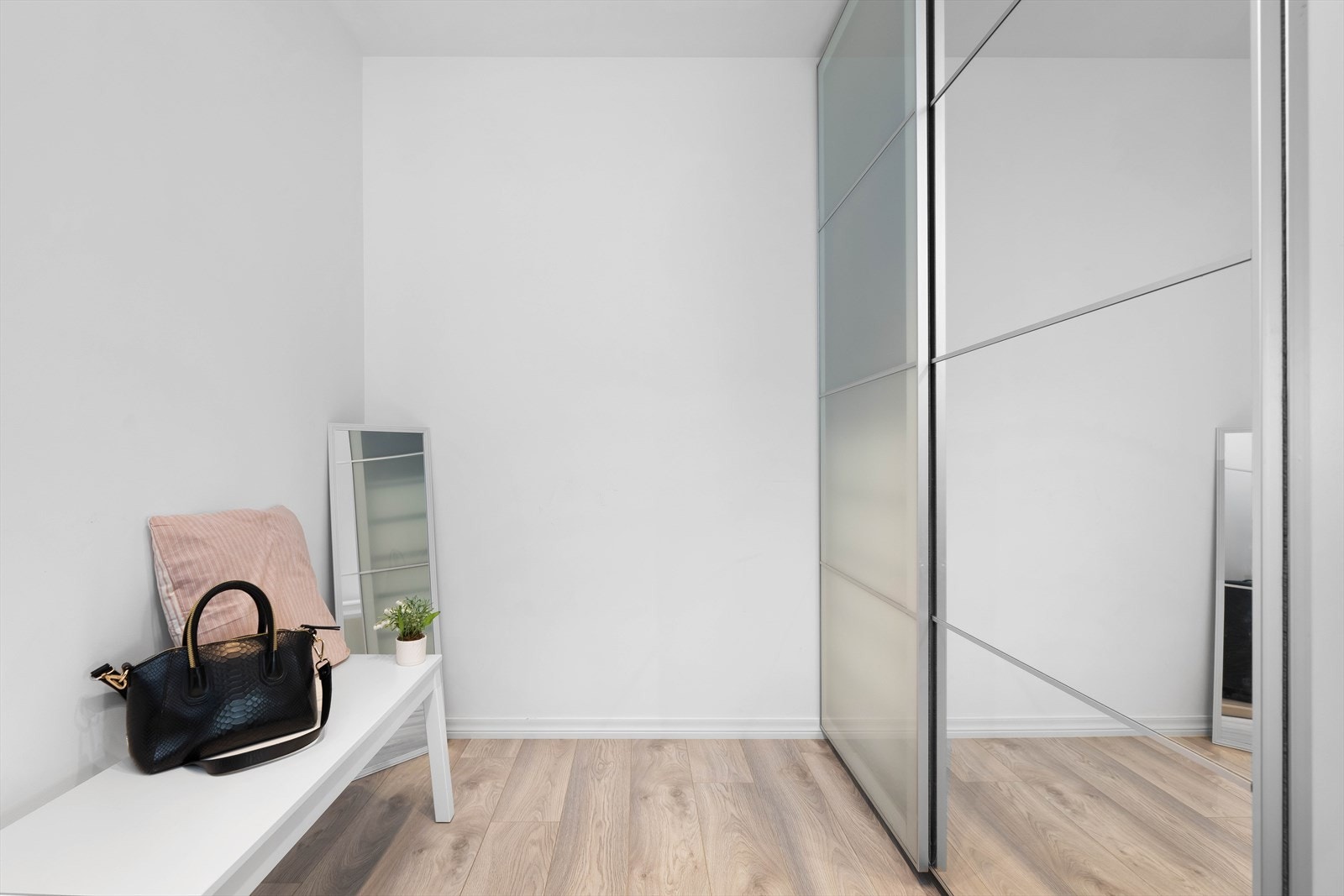 Praktisk bod med skyvedørsgarderobe. Galleribilde
