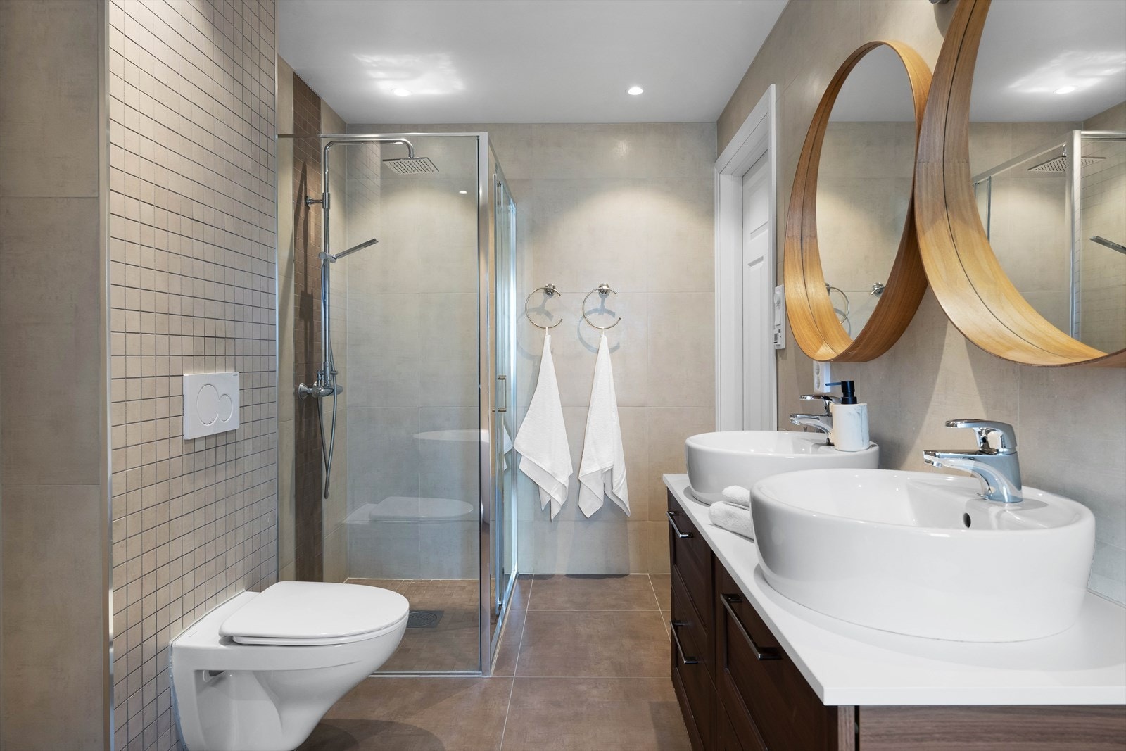 Badet har også dusj, i tillegg til badekaret Galleribilde