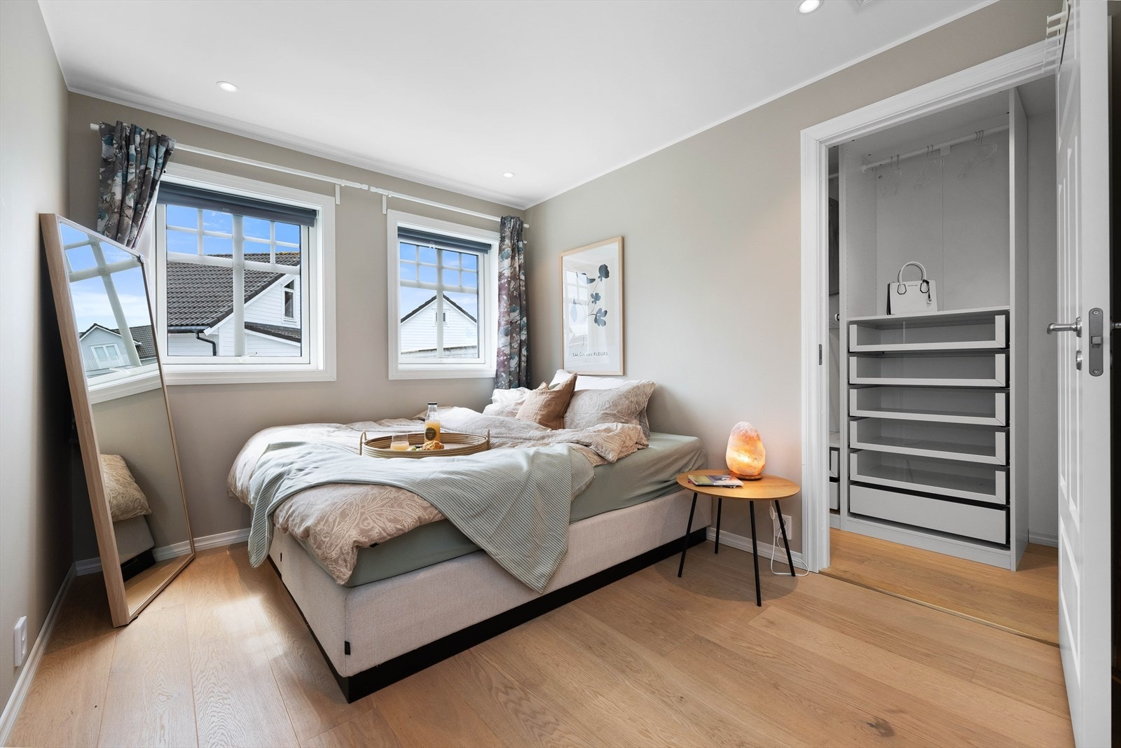 Soverom med inngang til walkin-garderobe Galleribilde