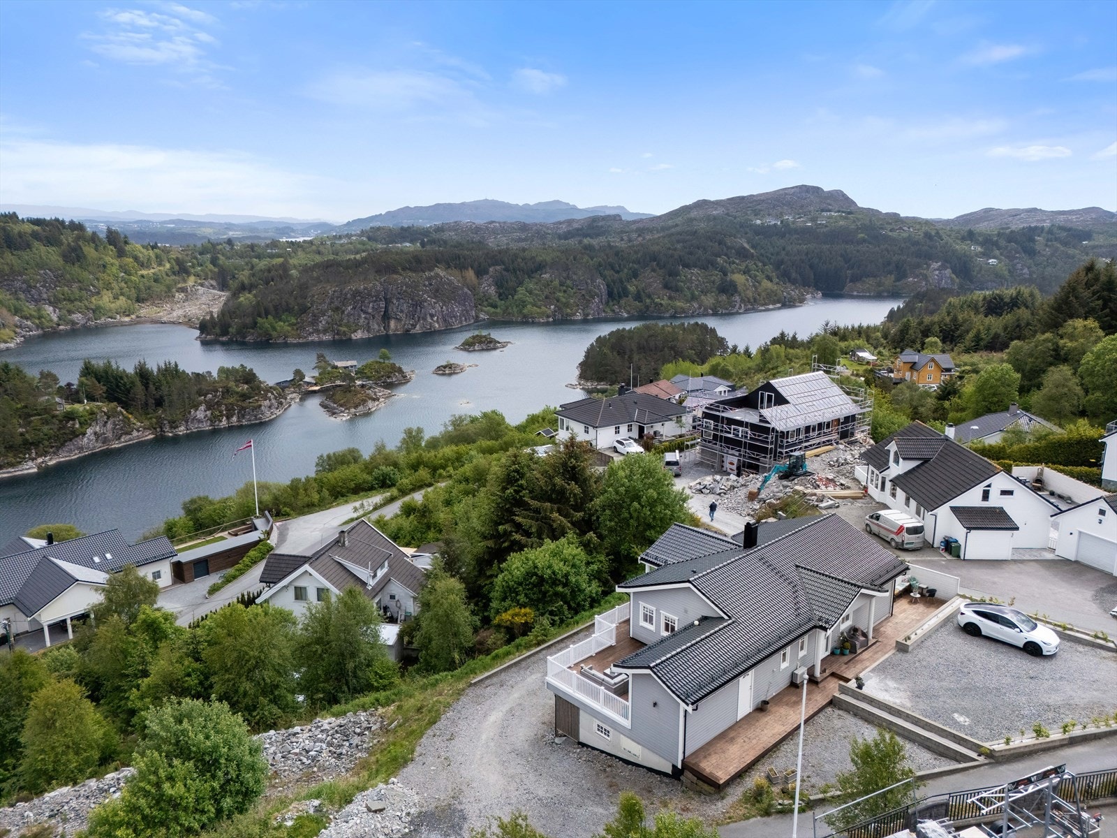 Barnevennlig beliggenhet, kort vei til turområder, ca 5. minutter til Ågotnes og ca. 12 minutter til Straume. Galleribilde