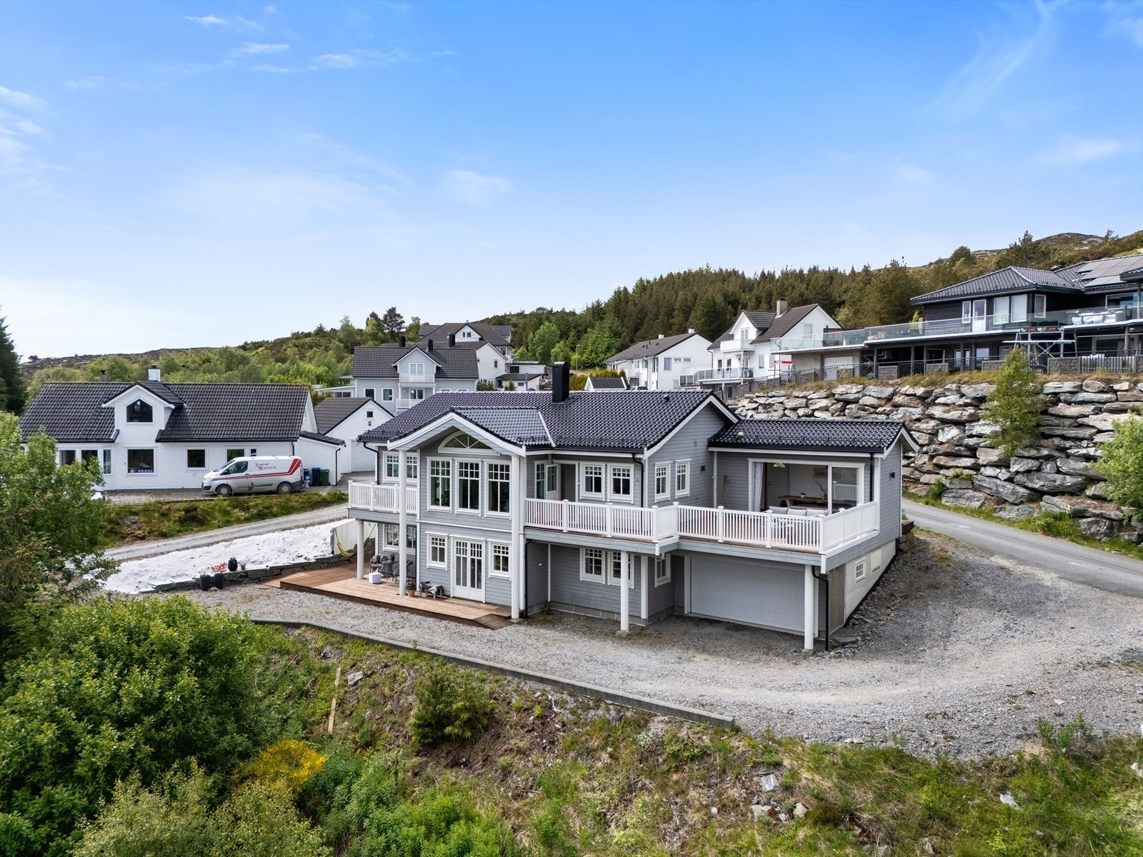 EiendomsMegler 1 v/Merete Seim har gleden av å presentere Spjeldsfjellet 9. Galleribilde
