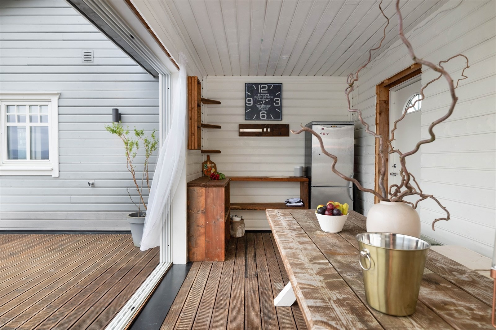 Utestuen har vært mye brukt både til selskaper, grillmiddager, og for å bare trekke seg litt unna resten av huset. Galleribilde