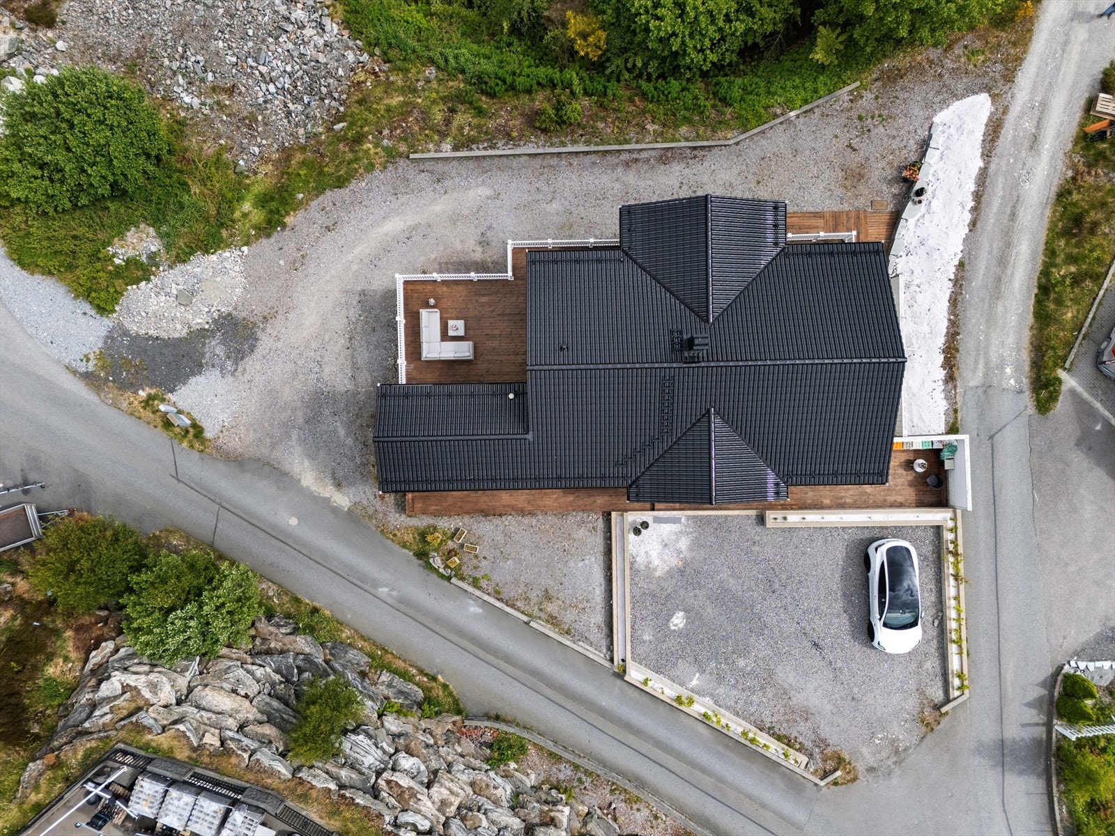 For den interesserte er det gode muligheter for å opparbeide eiendommen ytterligere, enten en ønsker grøntarealer, asfalt, flere bed eller lignende. Galleribilde