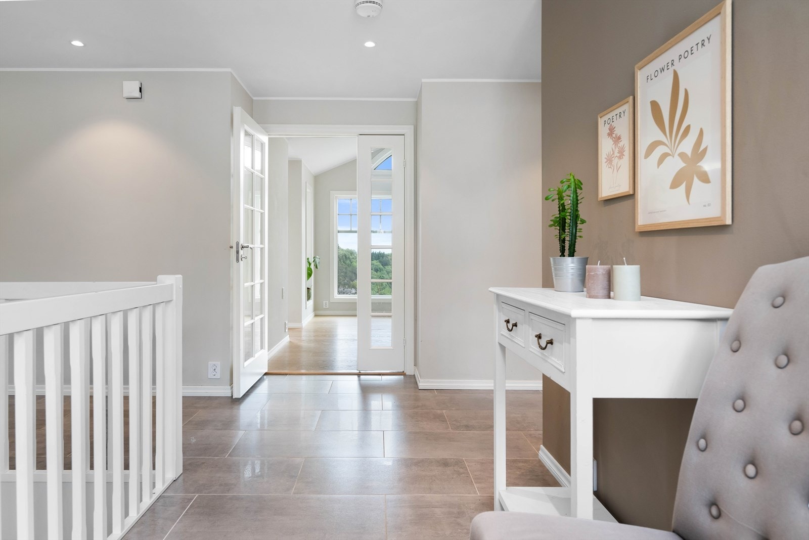 Glassdør inn til stue, samt glassfelt ved ytterdør, bidrar til at rommet får rikelig med naturlig lysinnslipp Galleribilde