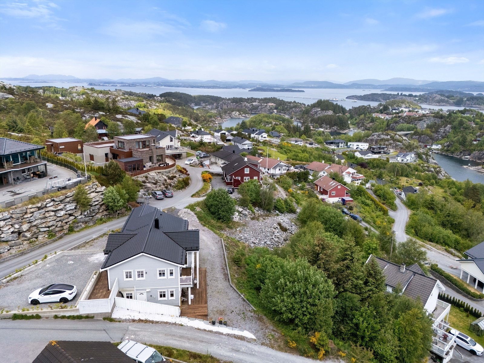 I tillegg til garasjen på nedsiden av huset, er det også god biloppstillingsplass på oppsiden av huset. Galleribilde