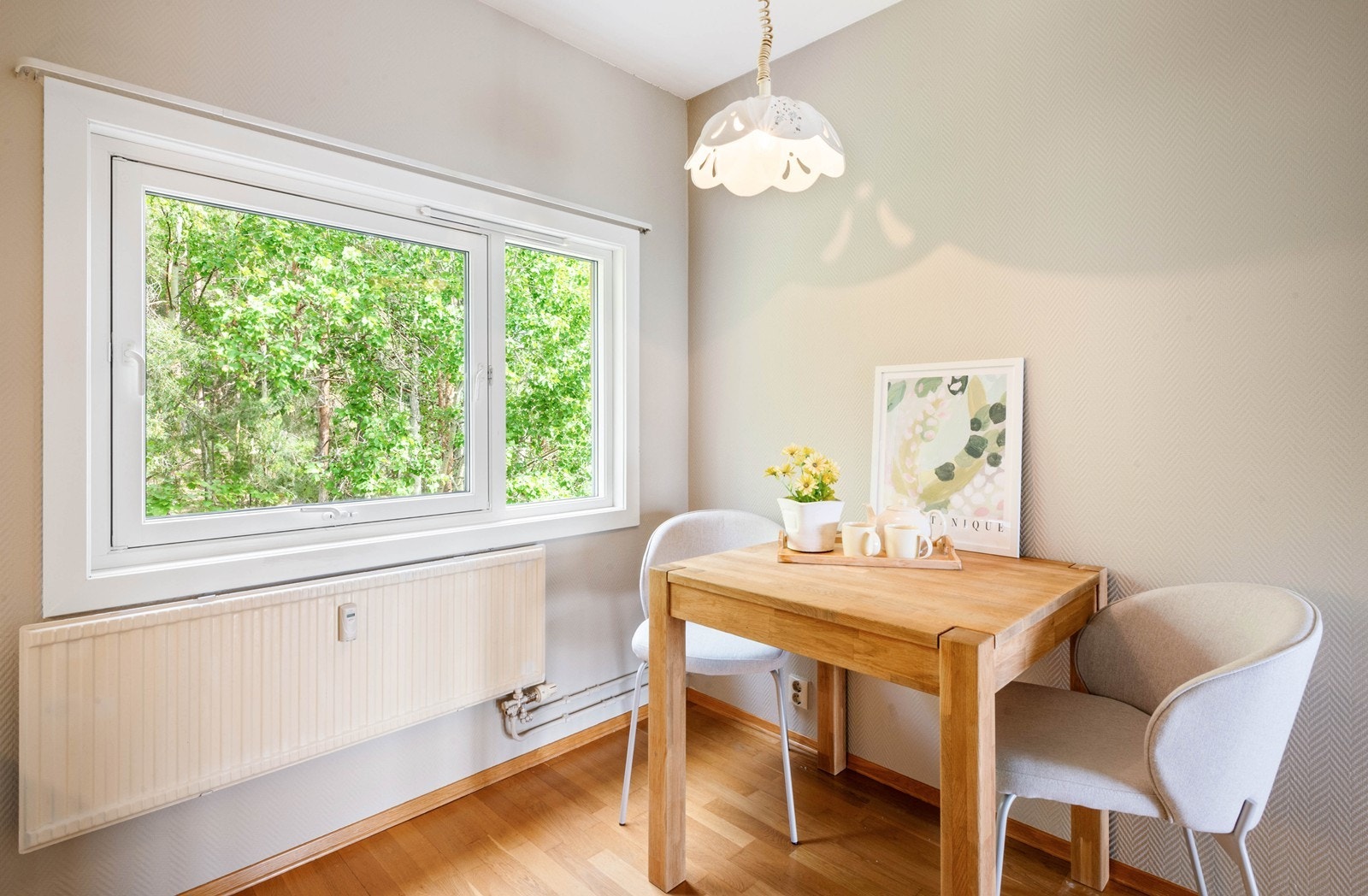 Kjøkken med hyggelig utsyn mot grøntarealer Galleribilde