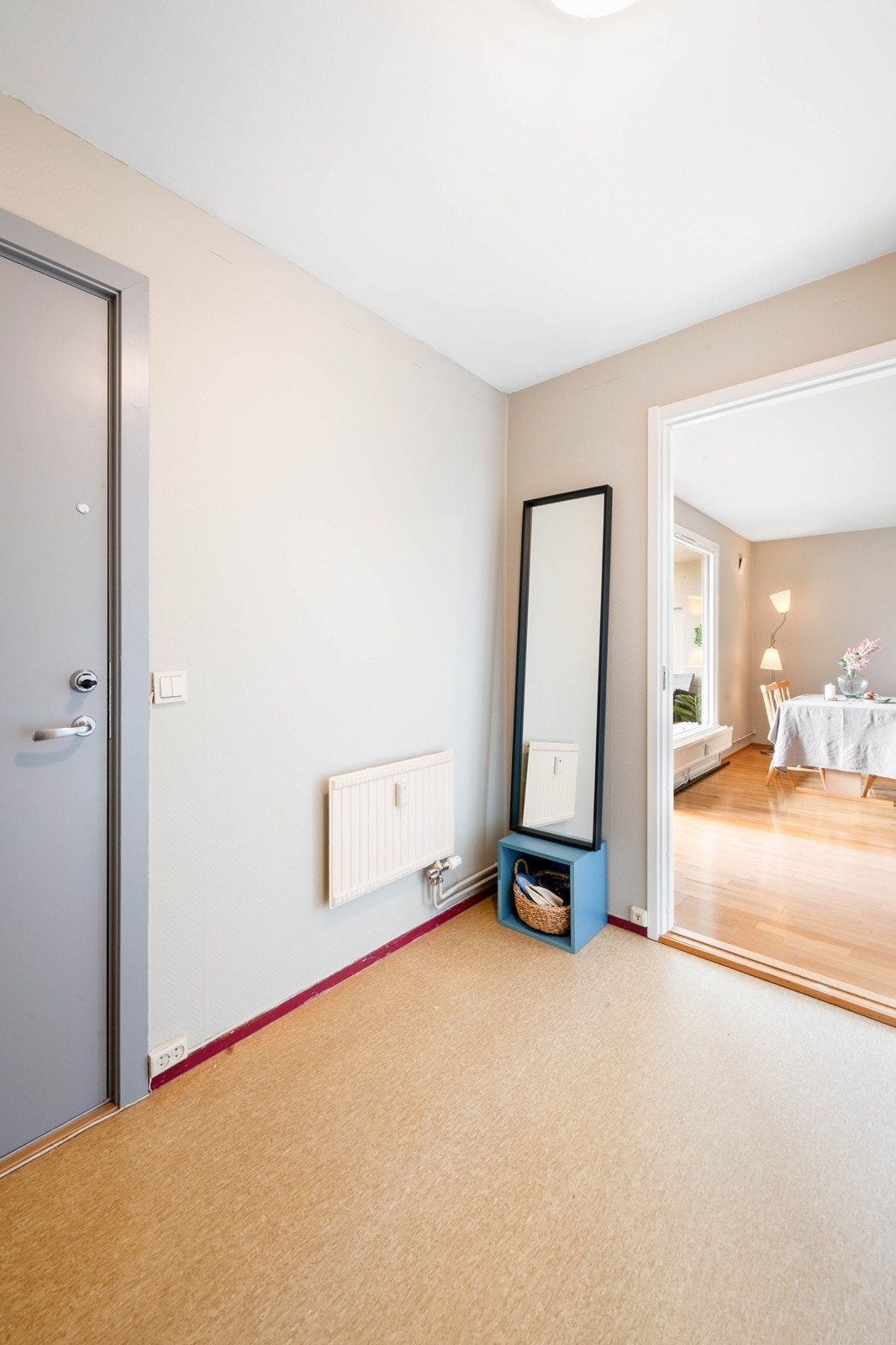 Nyere inngangsdør. Romslig entre med skapplass. Galleribilde