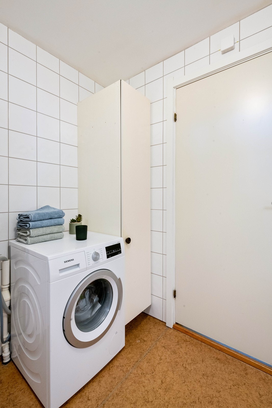 Baderom med opplegg for vaskemaskin Galleribilde