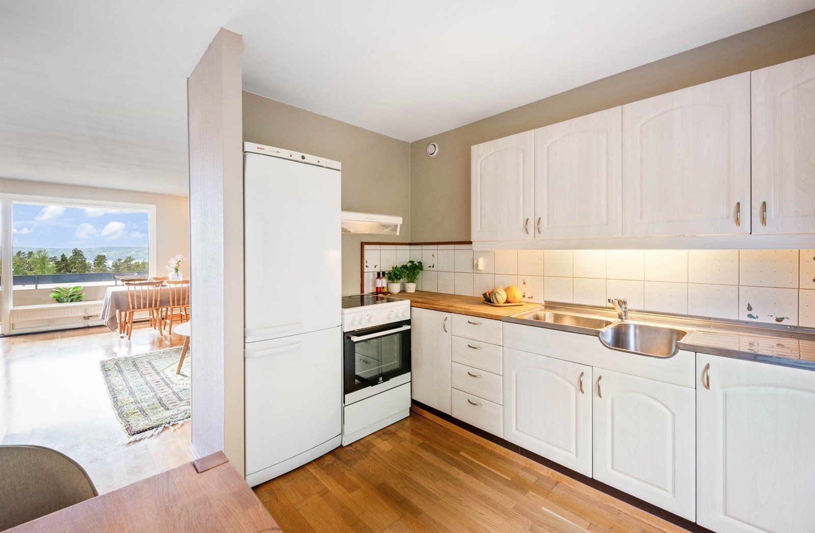 Adskilt, delvis åpent kjøkken Galleribilde