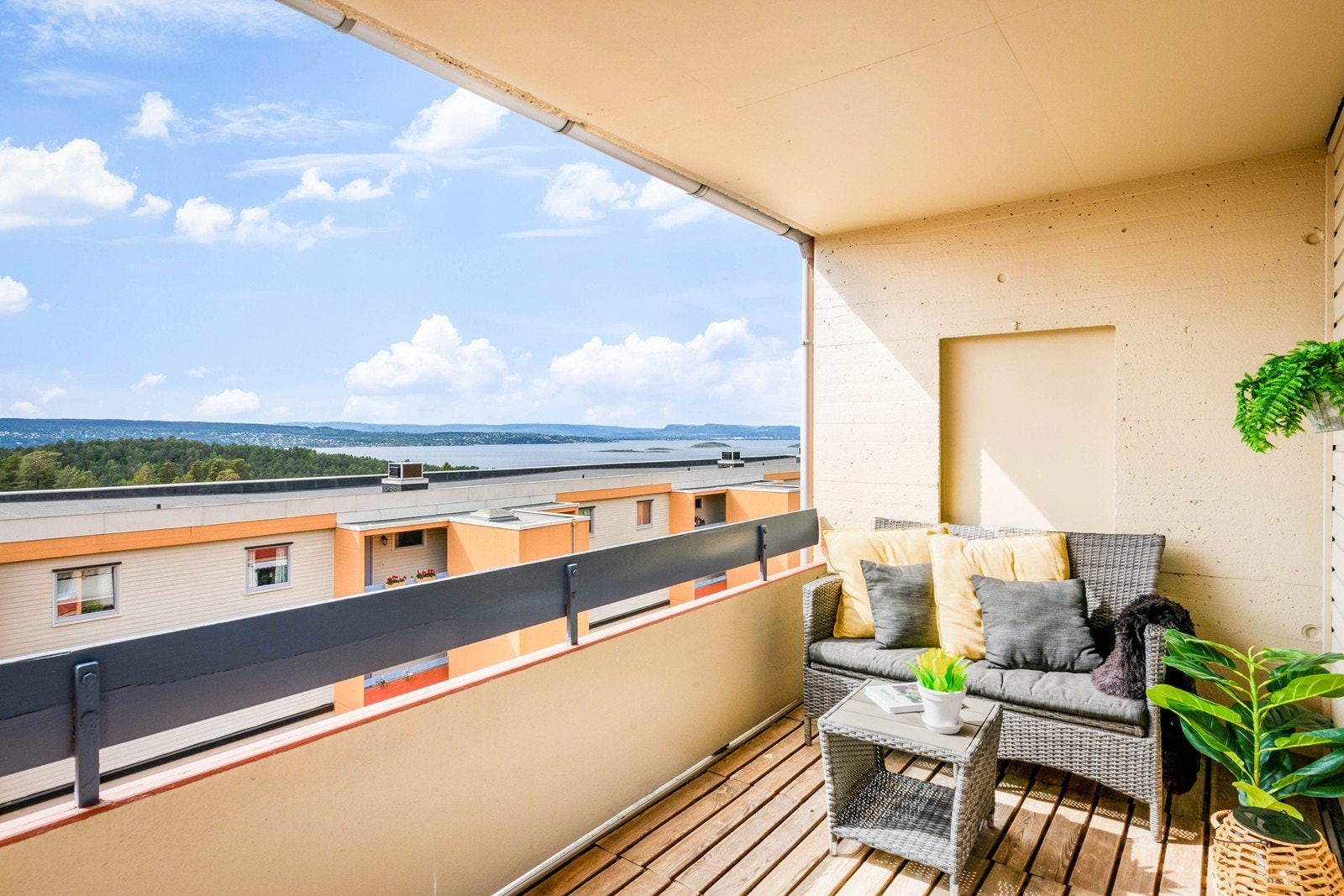 Veranda er på hele 9 kvm og ligger skjermet til i 4.etasje Galleribilde