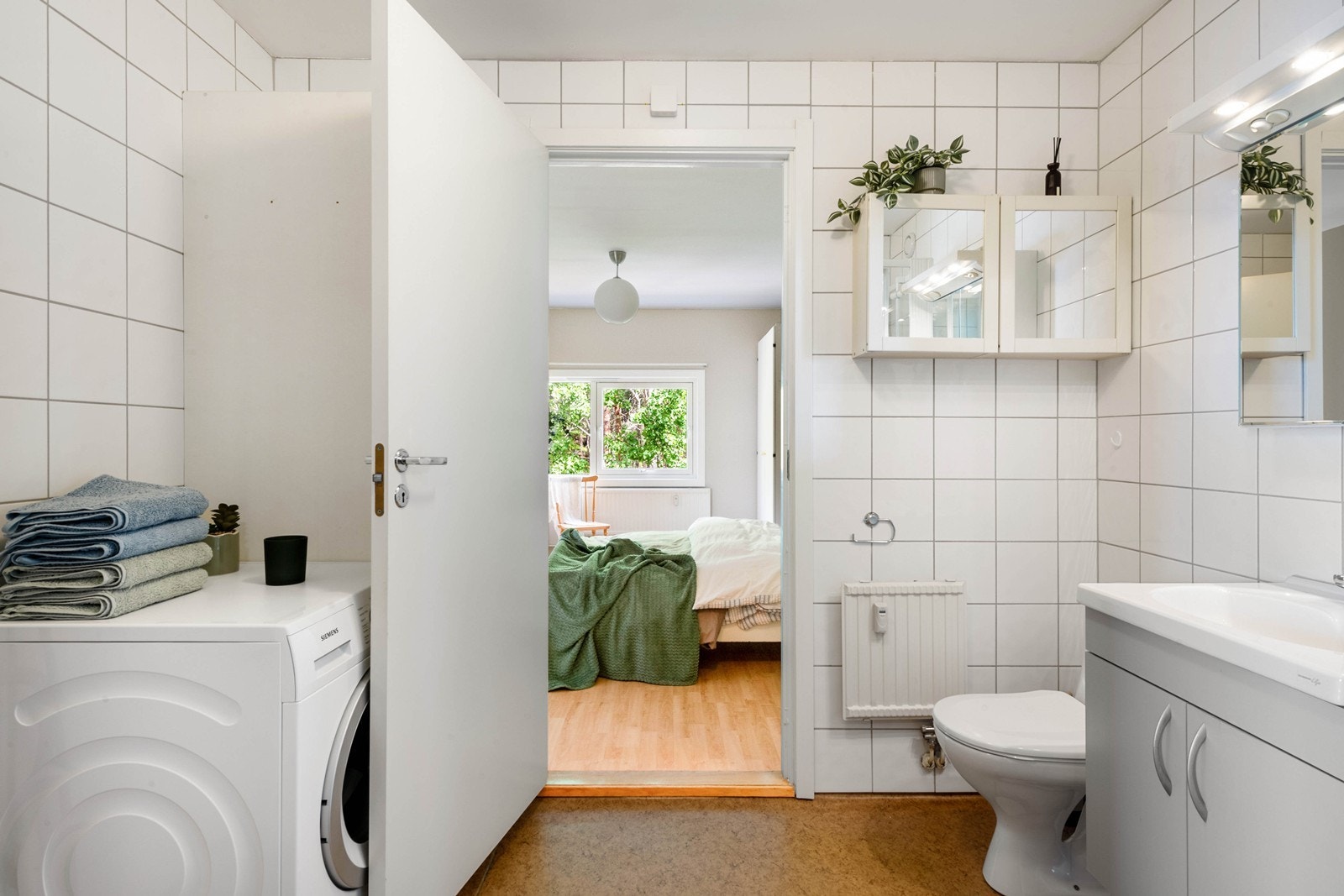 Det er inngang til baderom fra entre og soverom Galleribilde