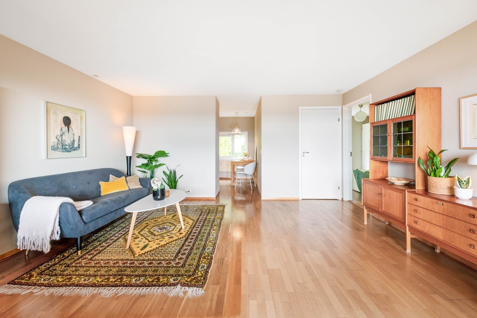 Stue med flere soner for innredning. Gjennomgående planløsning Galleribilde