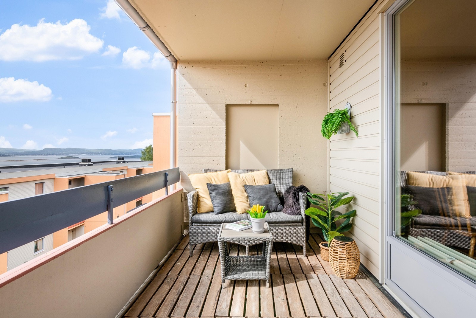 Veranda er vestvendt og har sol på tidlig ettermiddag og til sent på kveld Galleribilde