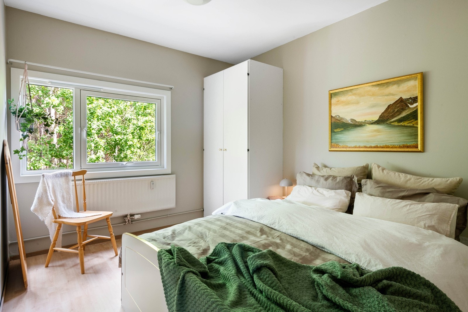 Soverommet har hyggelig utsyn mot grøntarealer og tretopper Galleribilde