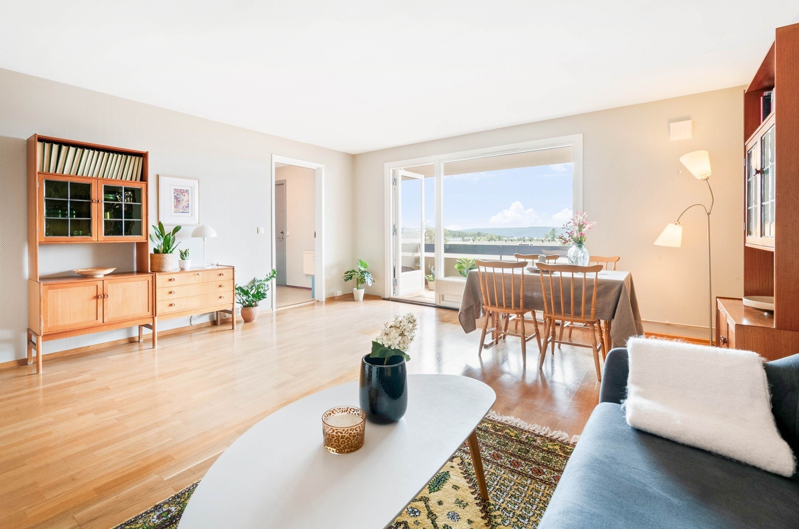 Stuen har flere innredningsmuligheter. Parkettgulv bør slipes/legges ny Galleribilde