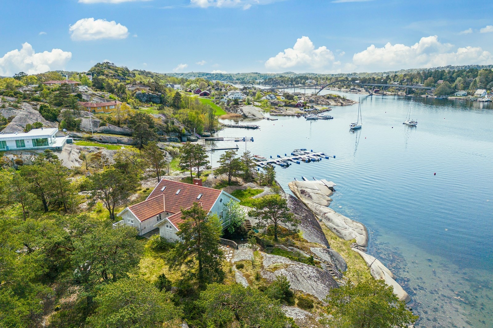 Tomten består av svaberg, skog og lang strandlinje. Galleribilde