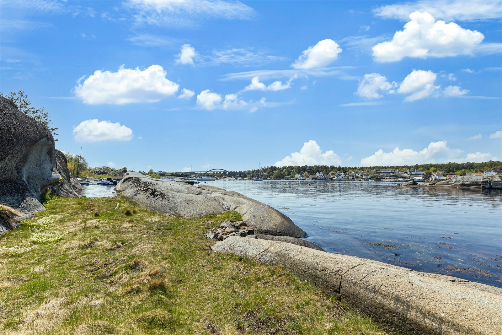 Kirkebygda i Tjøme ligger ca. 9 minutters biltur fra eiendommen. Det er parkering på egen tomt. Galleribilde