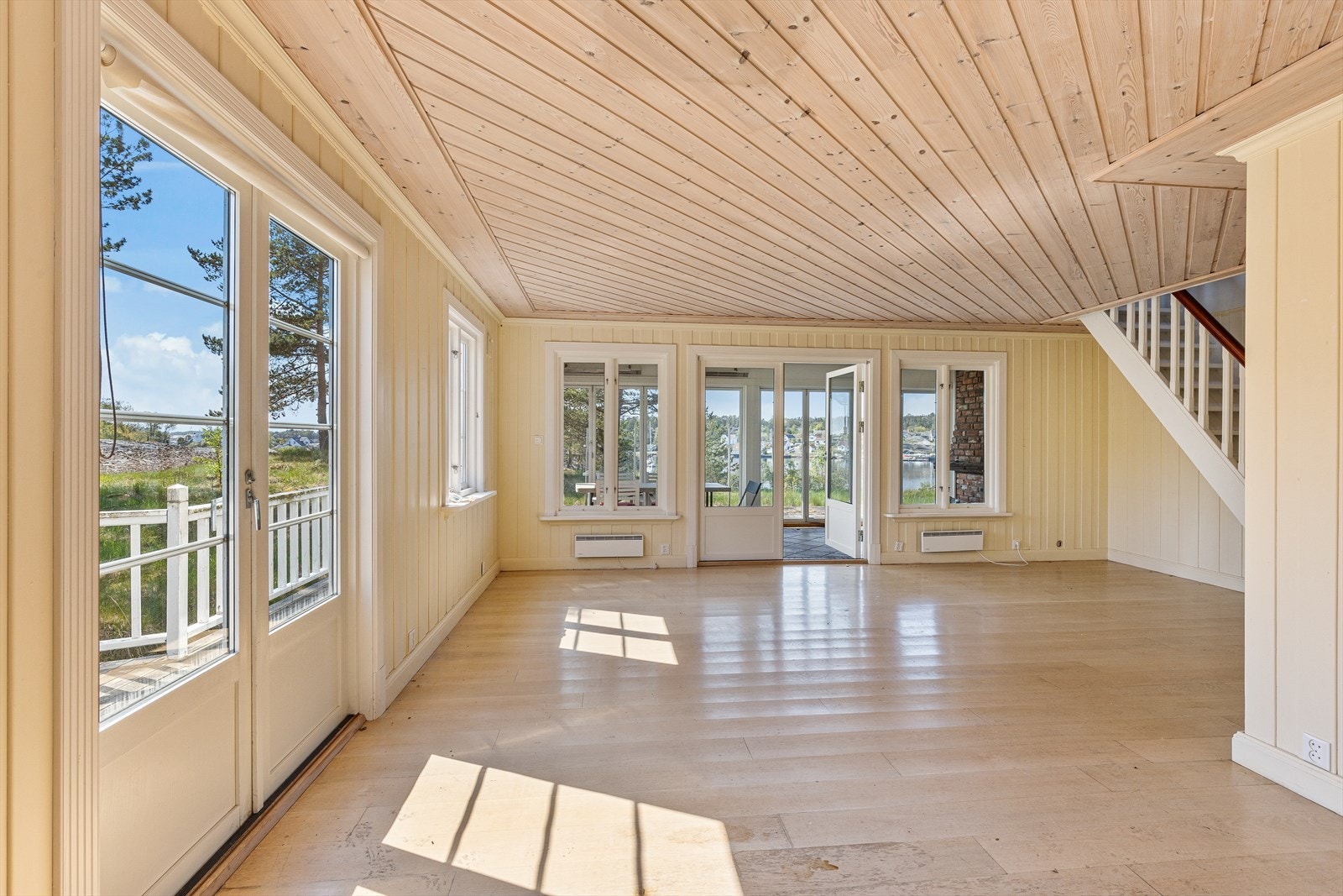 Den sydvendte stuen er lys og luftig med trapp opp til soverom og stue i andre etasje. Galleribilde