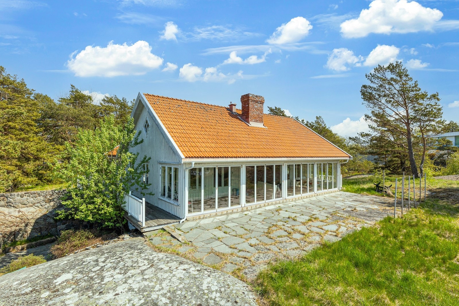 Utenfor hytta er det en skiferbelagt markterrasse med plass til rikelig med utemøbler. Galleribilde