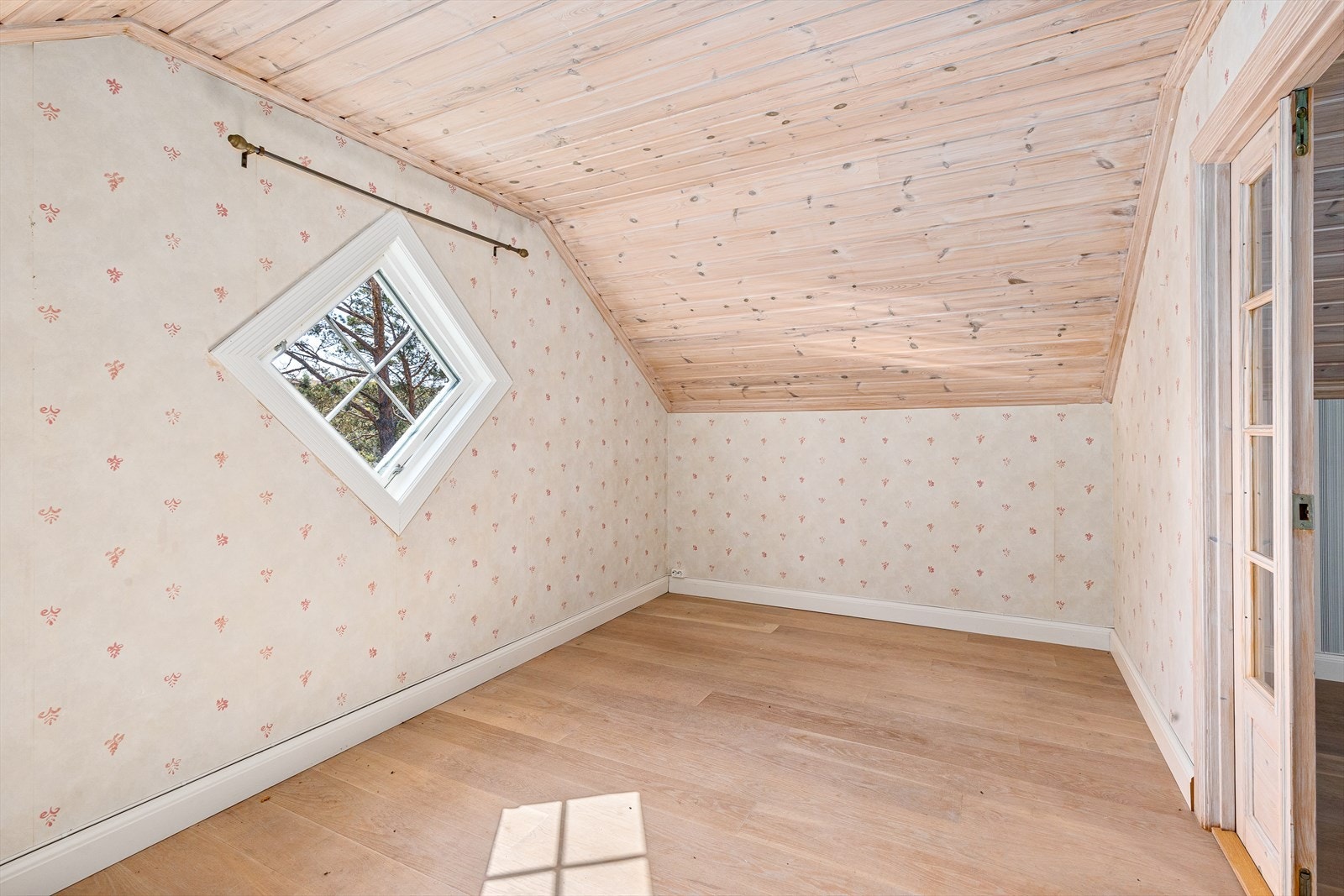 Lyst og koselig soverom tilhørende den sydlige delen av hytta. Galleribilde