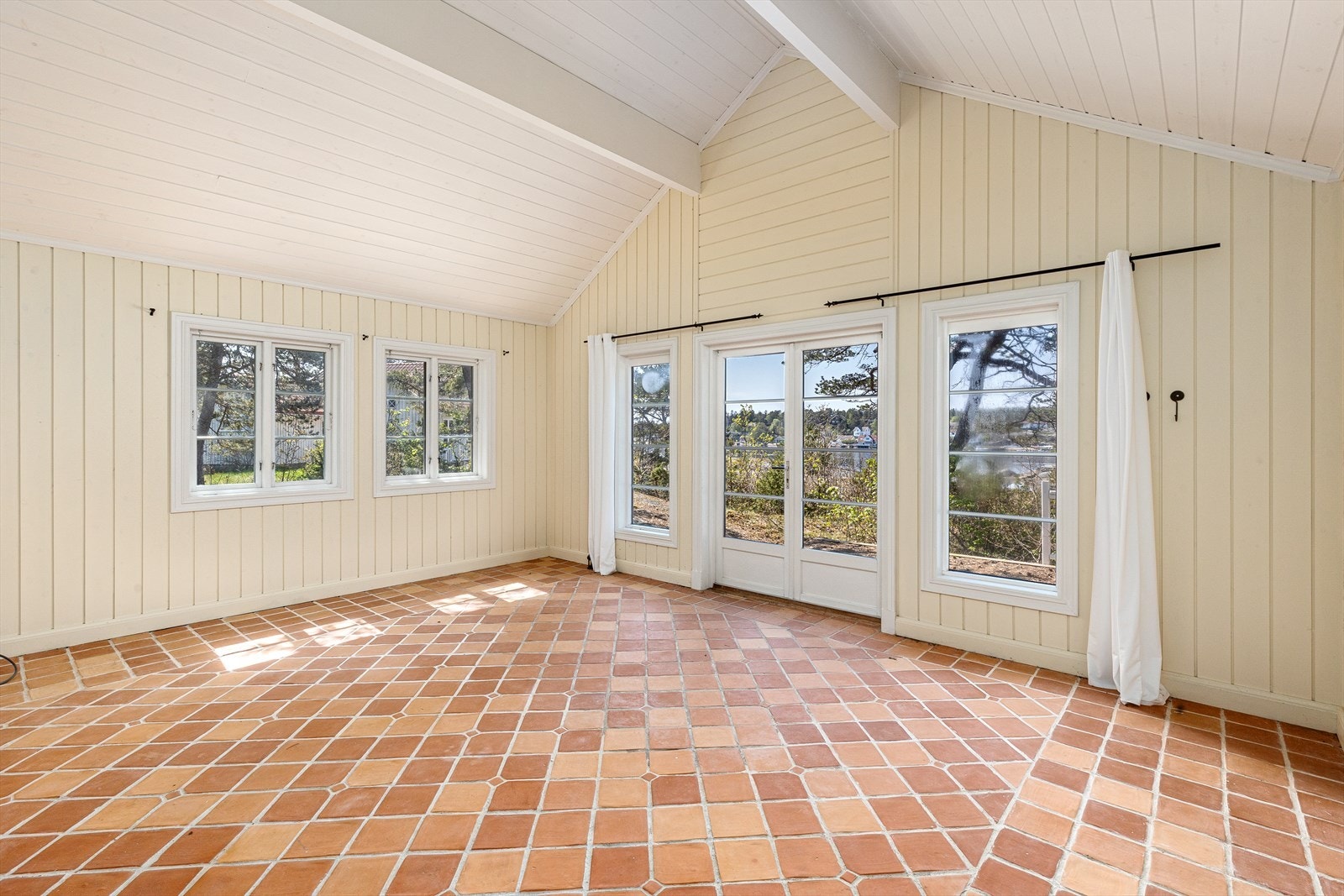 Uthuset er innredet med en stue på ca. 26 kvm, en hyggelig samlingsplass. Galleribilde