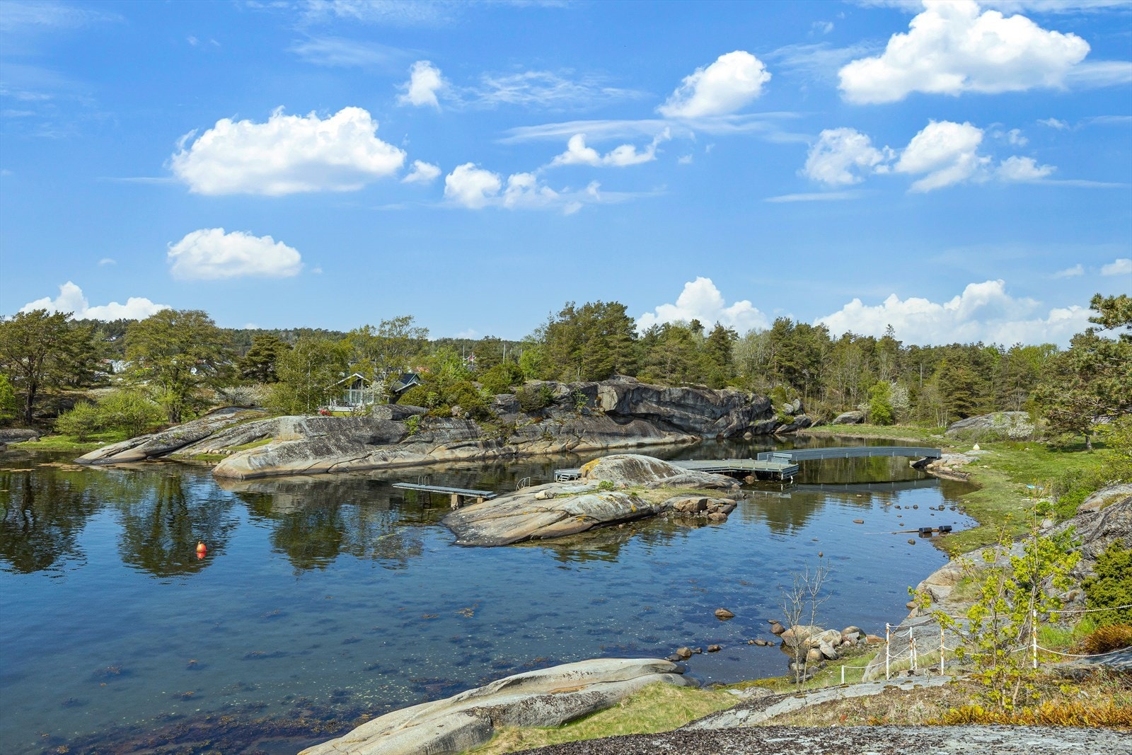 Sommeridyll med salt sjø, svaberg og vakkert kystlandskap kan oppleves på egen tomt. Galleribilde
