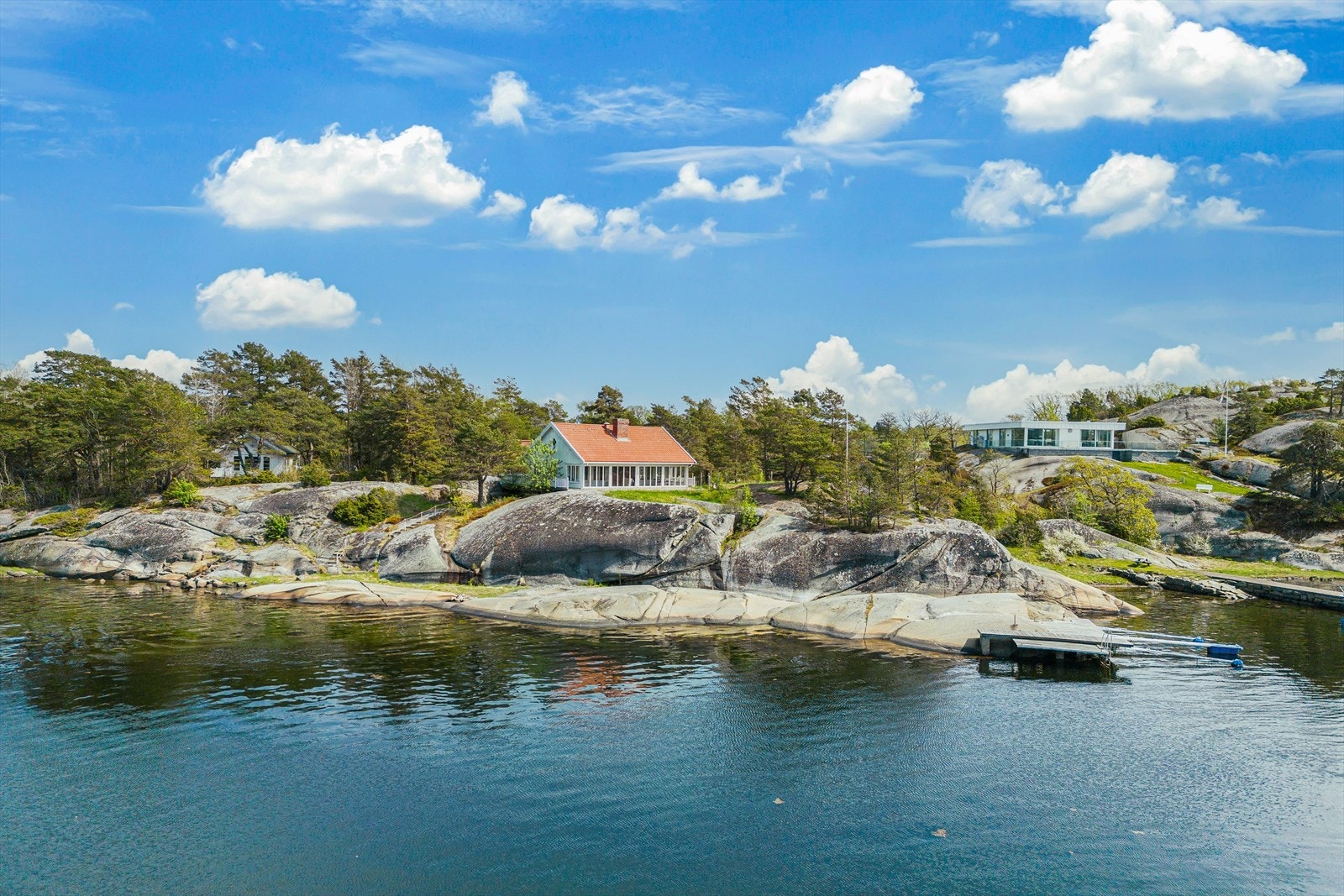 Velkommen til Neholmveien 67, en strandeiendom på drøye 9 mål med perfekte solforhold. Galleribilde