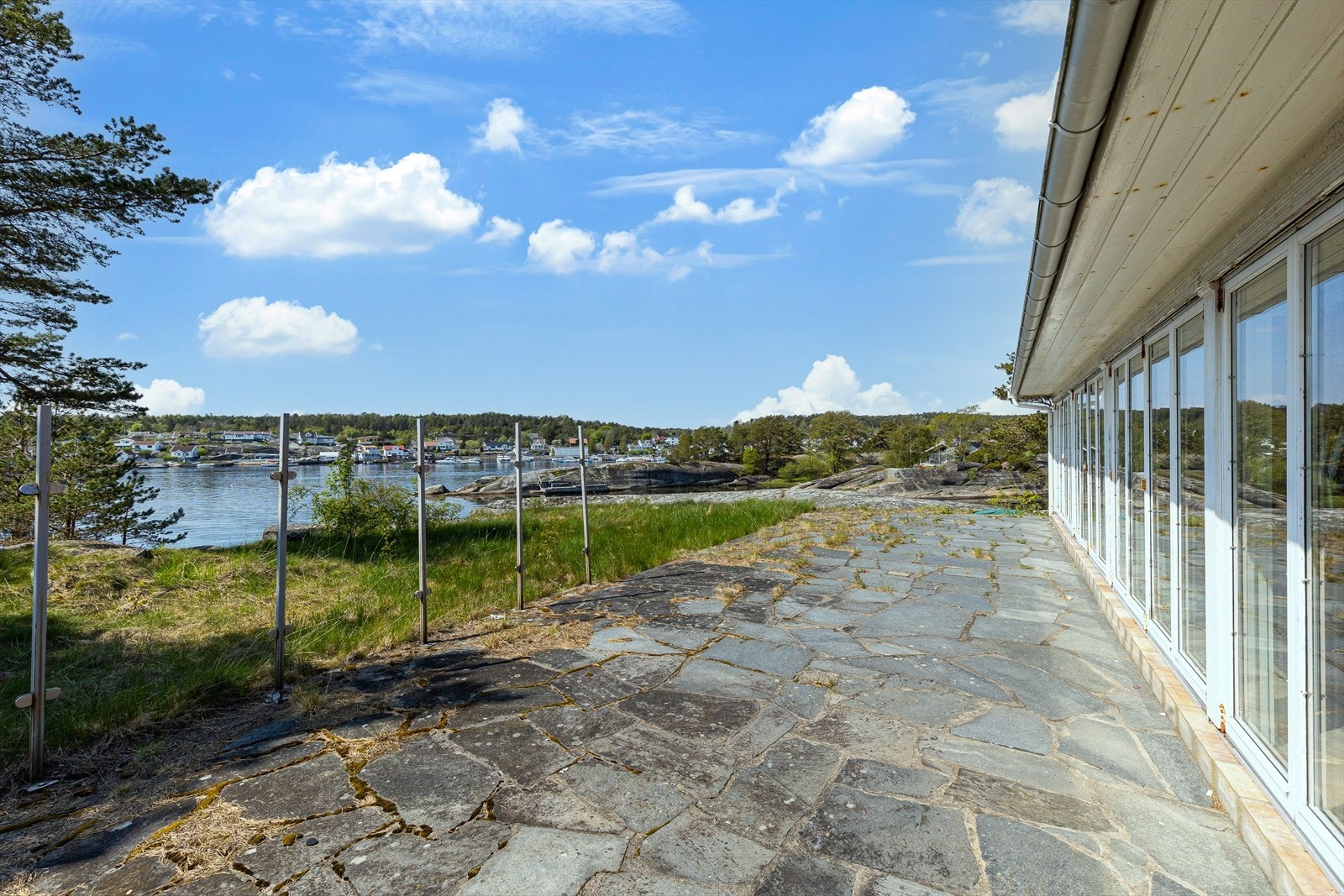 Tomten ligger vestvendt og har sol helt til solnedgang. Galleribilde