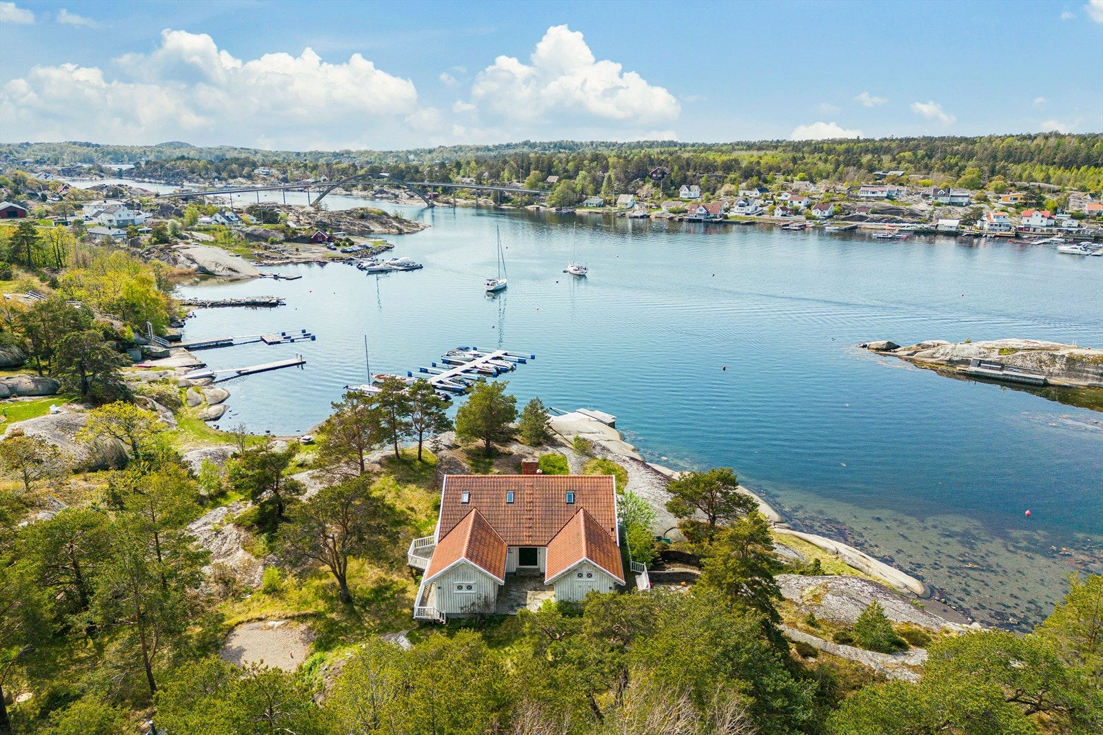 Beliggenheten er fantastisk, på Brøtsø, en øy midt mellom Tjøme og Hvasser. Galleribilde