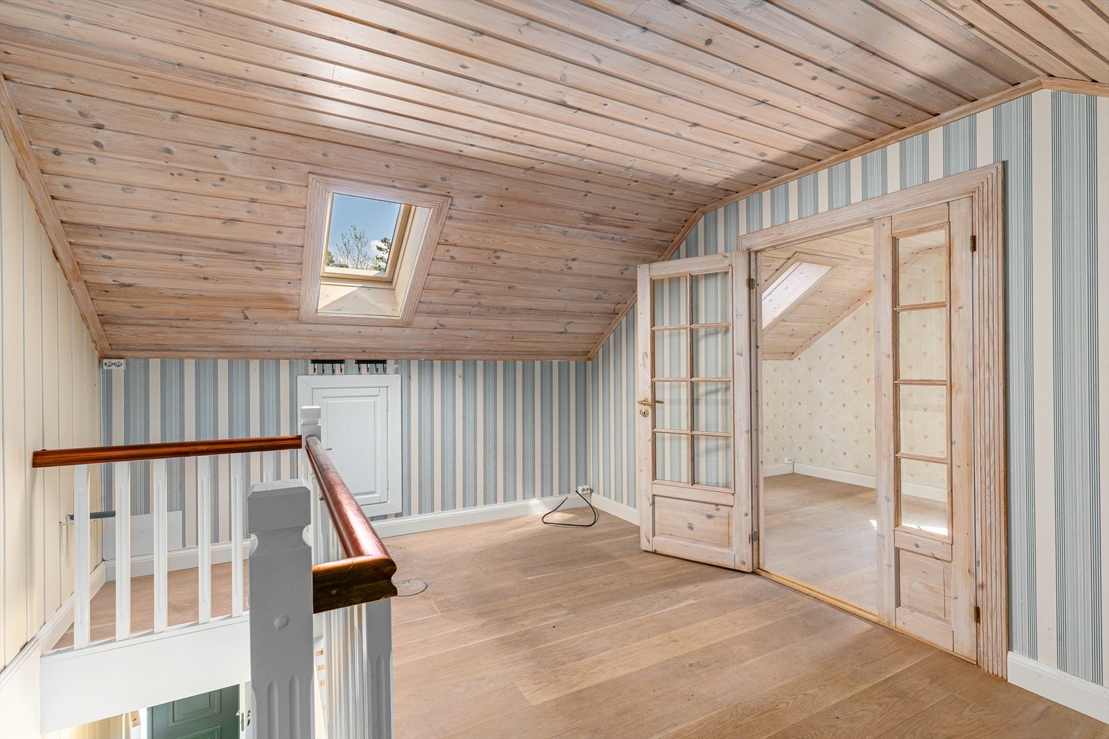 Dette rommet er brukt som stue og har tofløyet dør inn til soverom. Denne delen er tilknyttet syddelen av hytta. Galleribilde